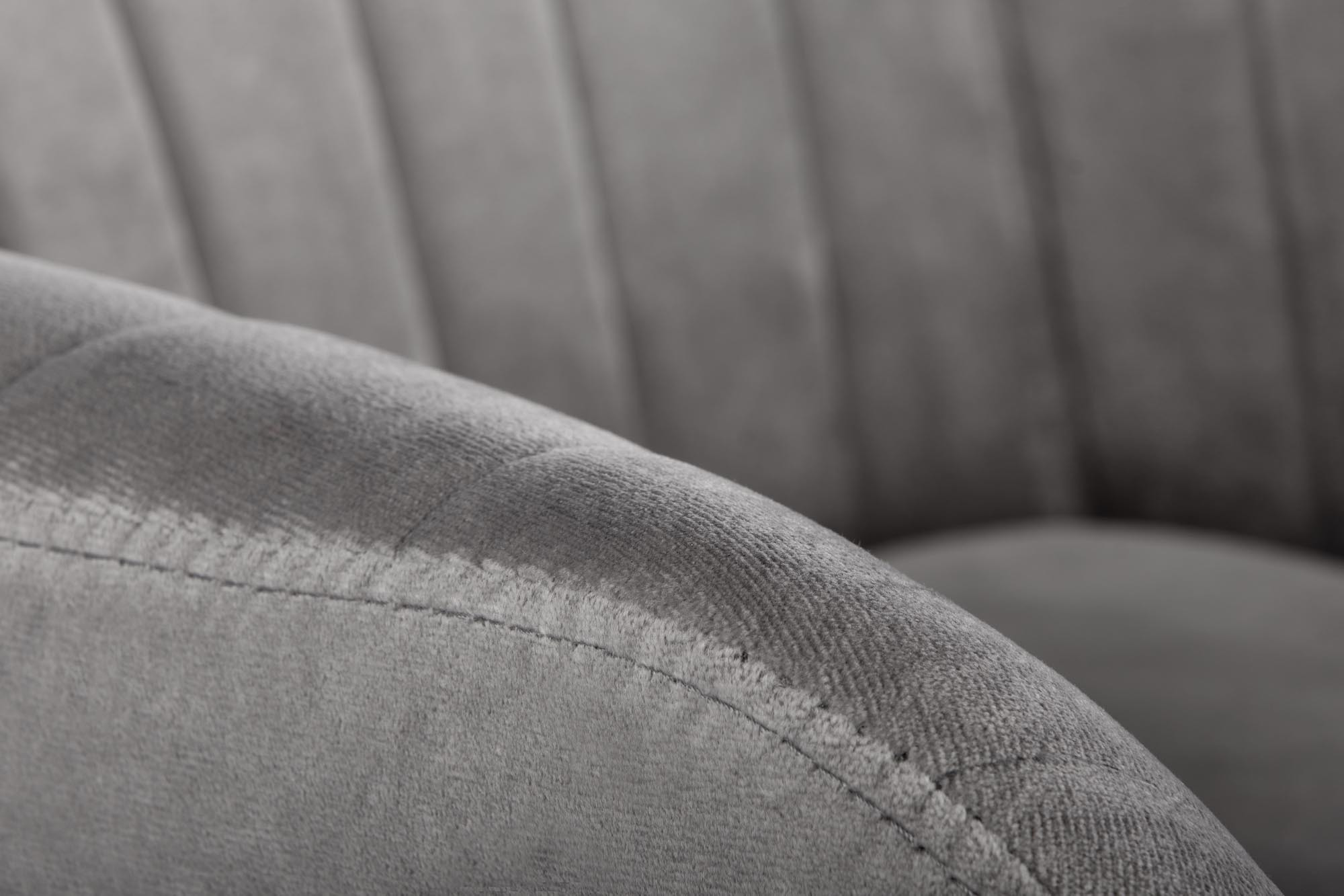 Zbliżenie na szarą, aksamitną tapicerkę krzesła K429 z pionowymi przeszyciami.