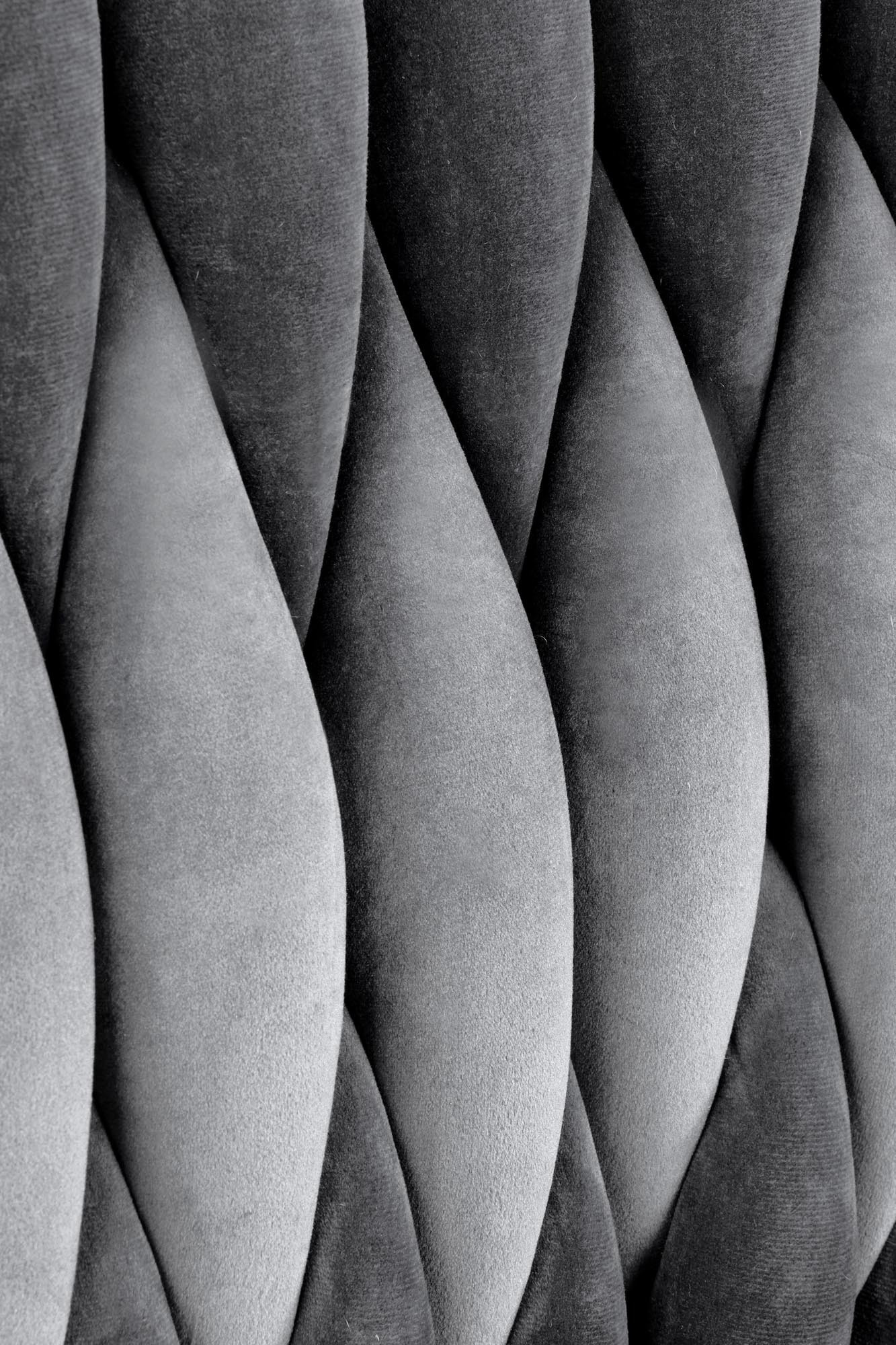 Zbliżenie na popielatą tapicerkę krzesła K436 Velvet z aksamitnym wykończeniem.