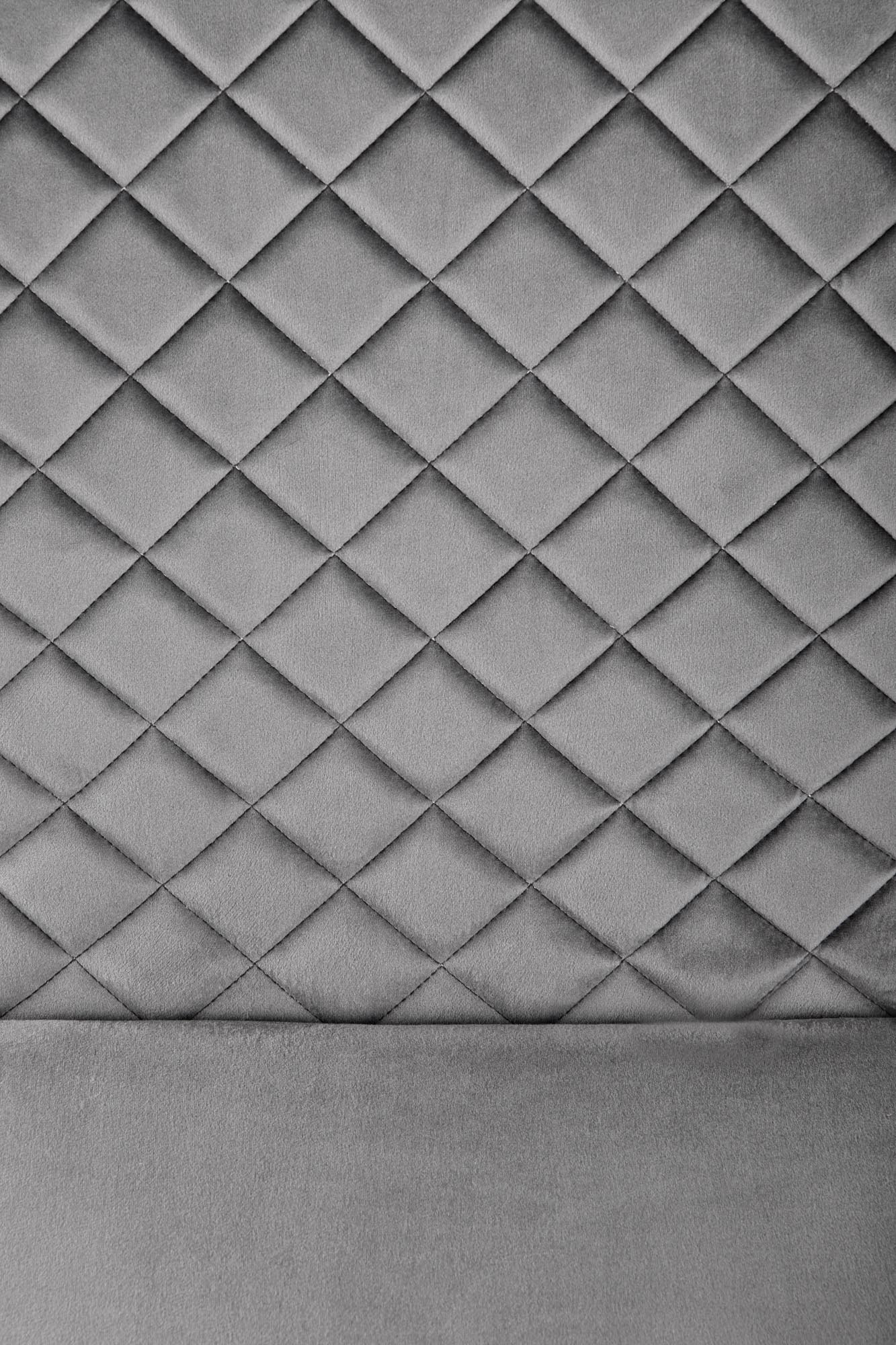 Zbliżenie na pikowane oparcie krzesła K442 z popielatego velvetu.