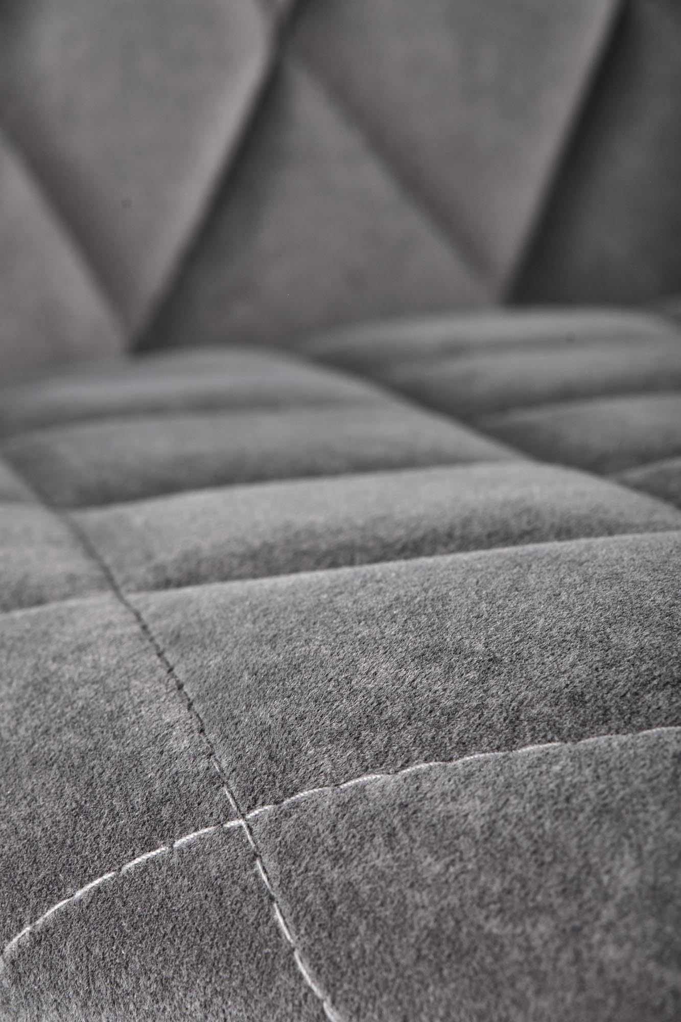 Zbliżenie na pikowane popielate welwetowe obicie krzesła K450.