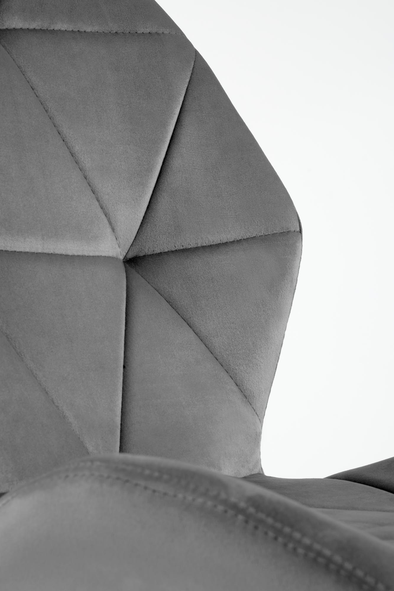 Zbliżenie na pikowane oparcie krzesła K453 z popielatego welwetu.