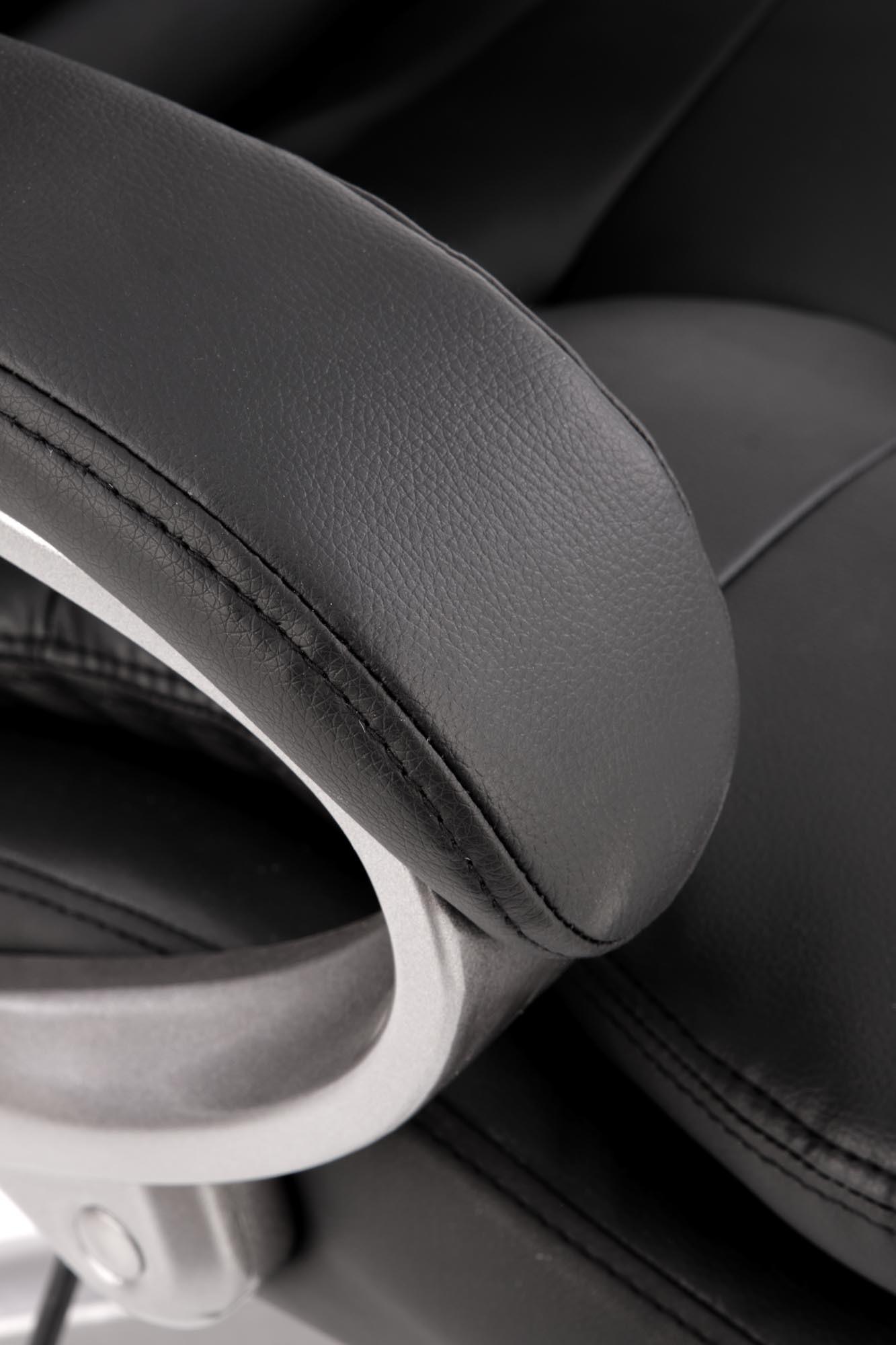 Zbliżenie na czarne skórzane podłokietniki fotela biurowego PRESTON.