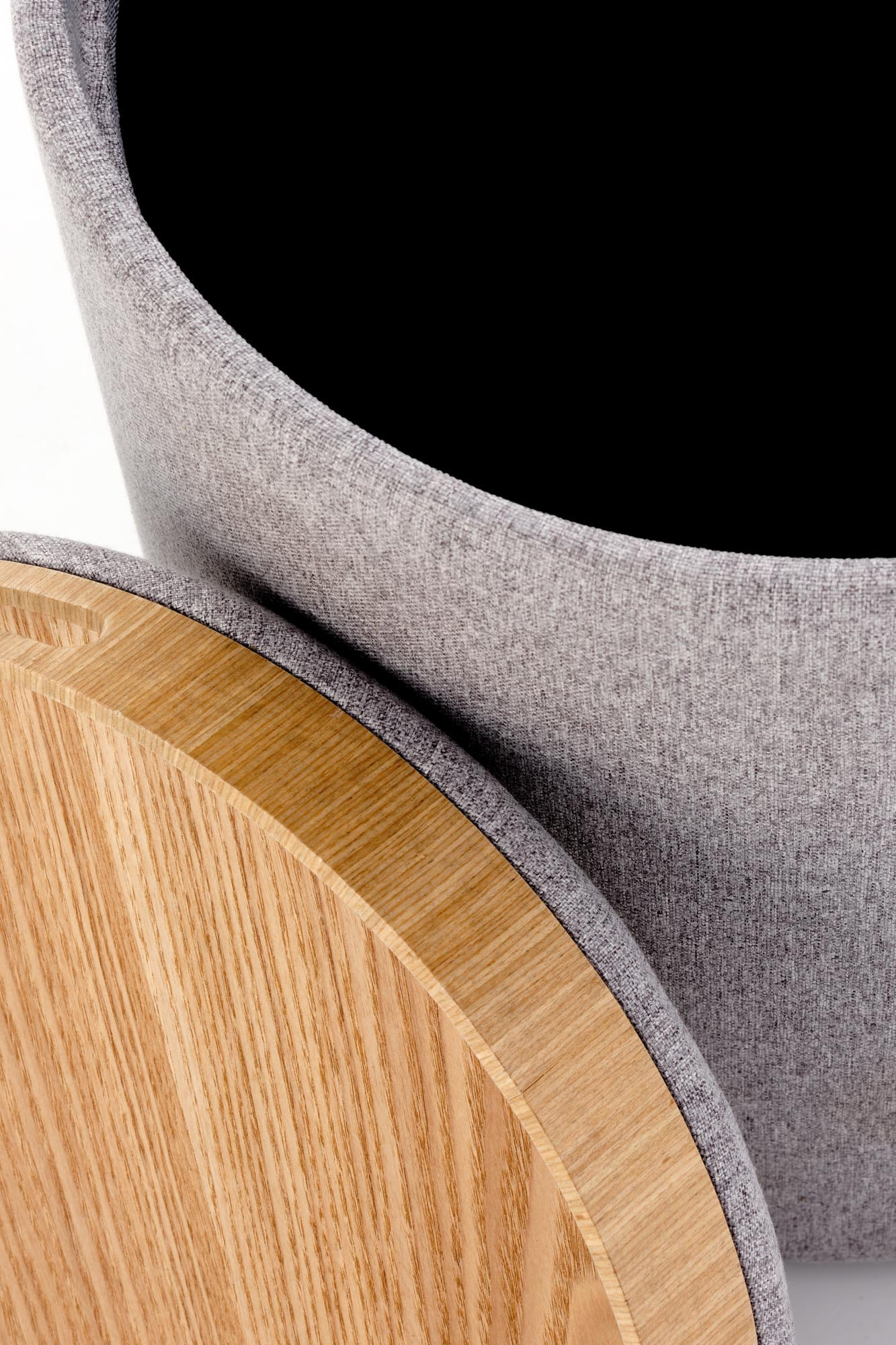 Zbliżenie na jasnoszara pufę AVIKO z drewnianym wiekiem i pojemnikiem.