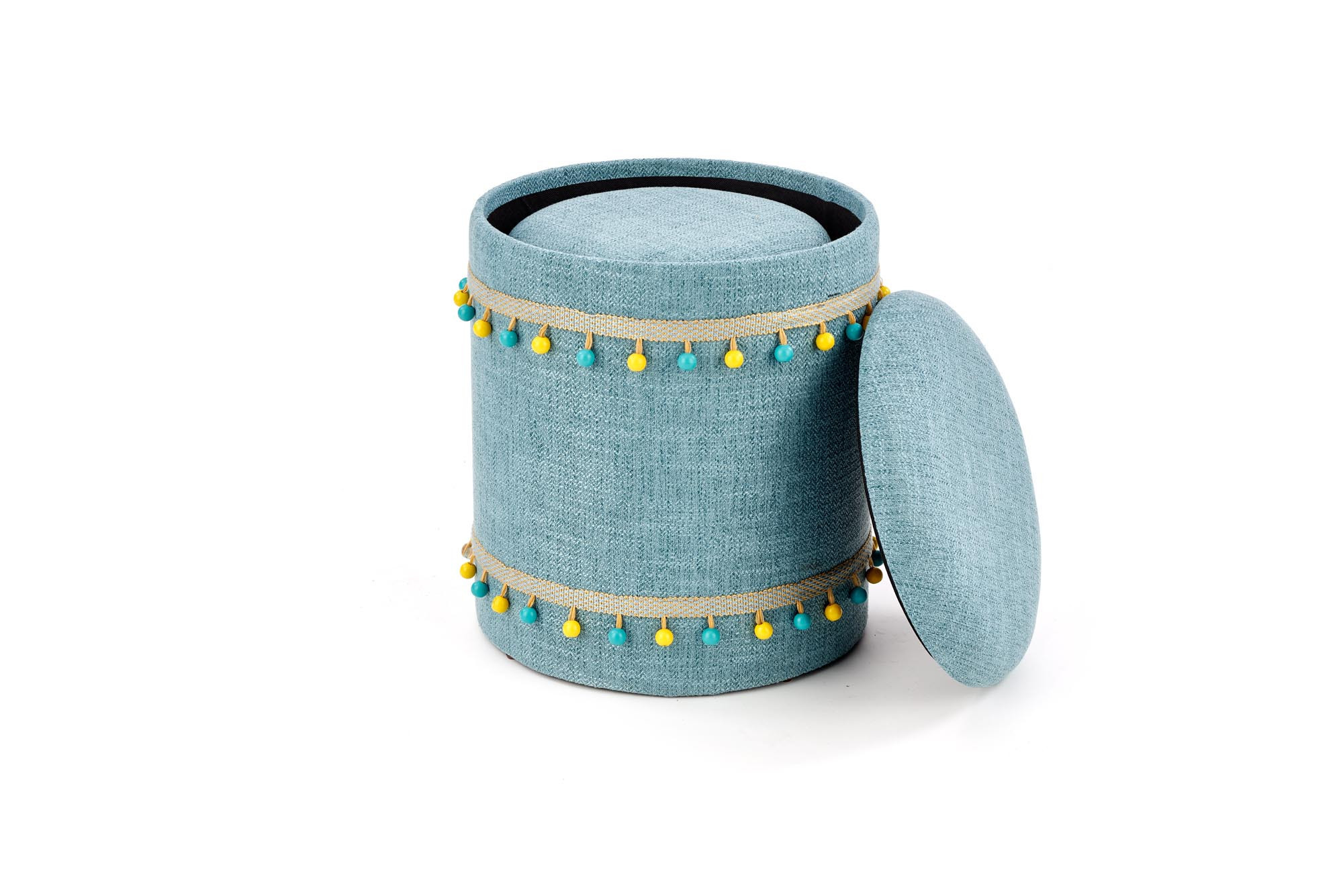 Jasnoniebieska pufa GRADO z ozdobnymi pomponami – widok z przodu z otwartym wiekiem.