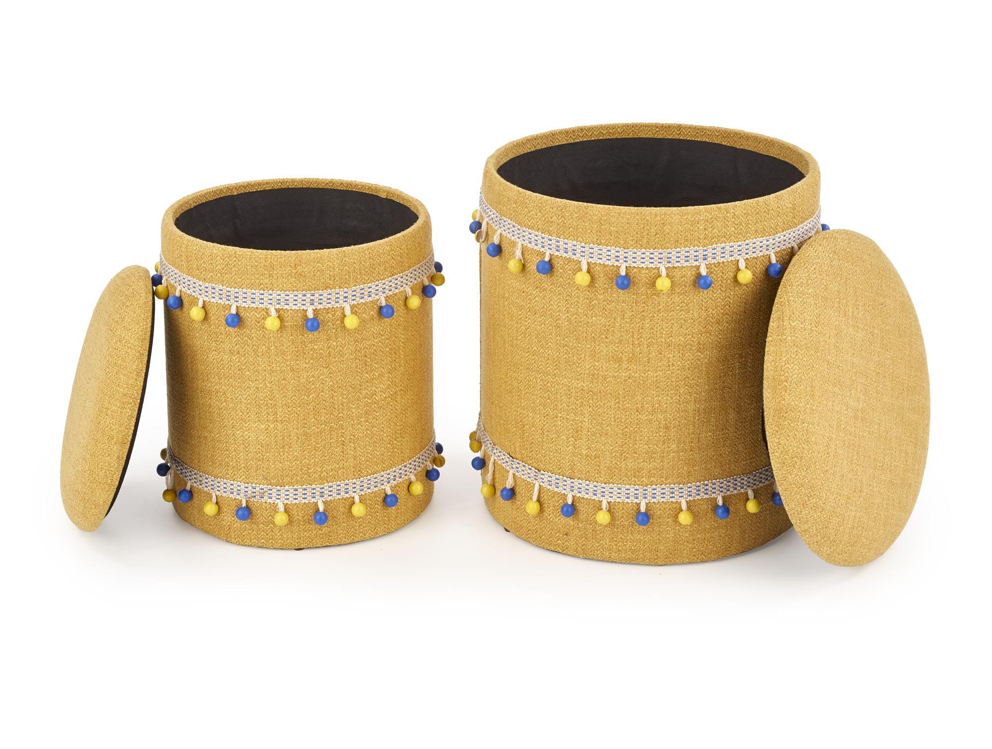 Zestaw dwóch żółtych puf GRADO z ozdobnymi pomponami – widok z przodu.