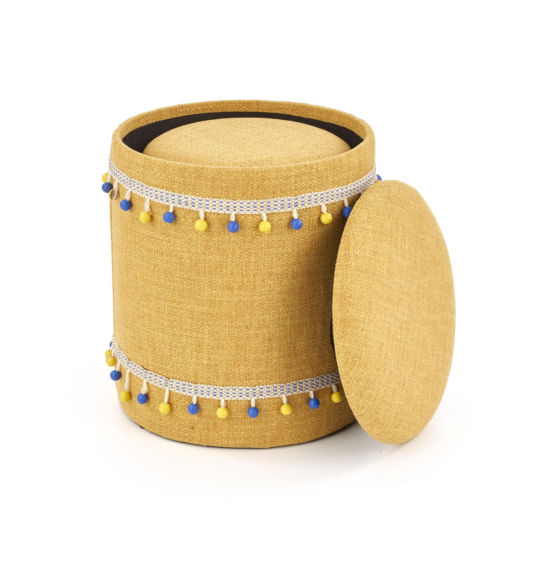 Zestaw dwóch żółtych puf GRADO z ozdobnymi pomponami – widok z otwartą pokrywą jednej z puf.