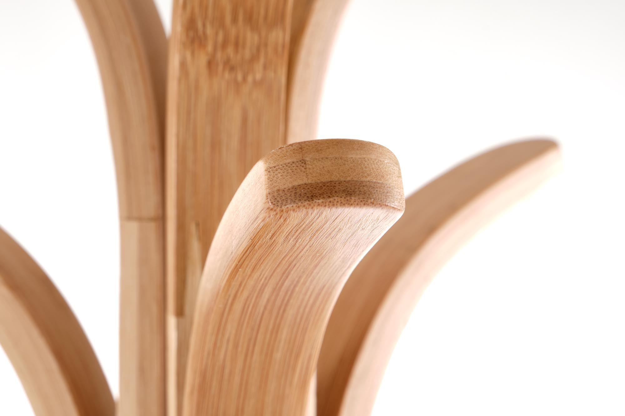 Zbliżenie na drewniane ramiona wieszaka W63 z trzema pojemnikami.