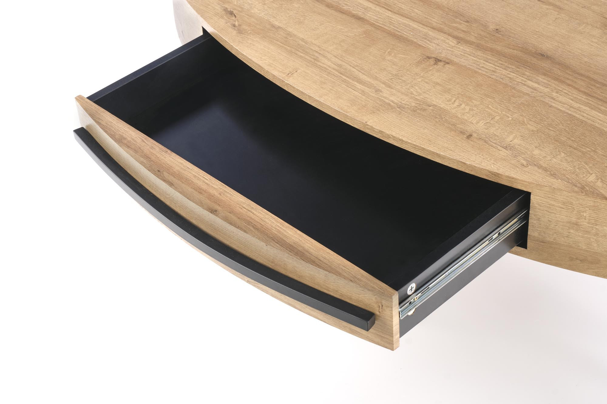 Zbliżenie na otwartą szufladę owalnej ławy CAROLINA z blatem w kolorze drewna i czarnym wnętrzem.