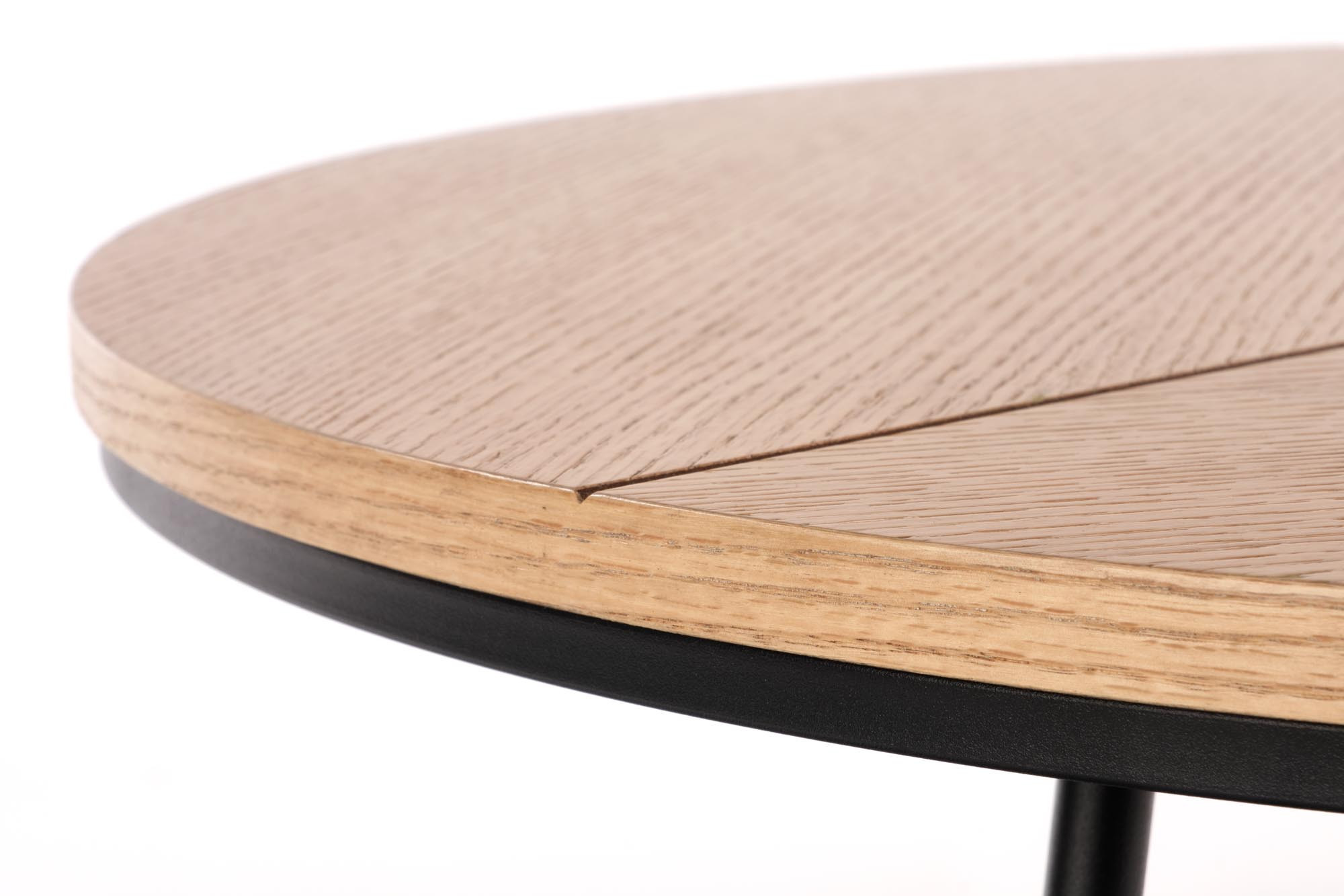 Zbliżenie na blat okrągłej ławy KARIDA z naturalnego dębu i czarnej podstawy.