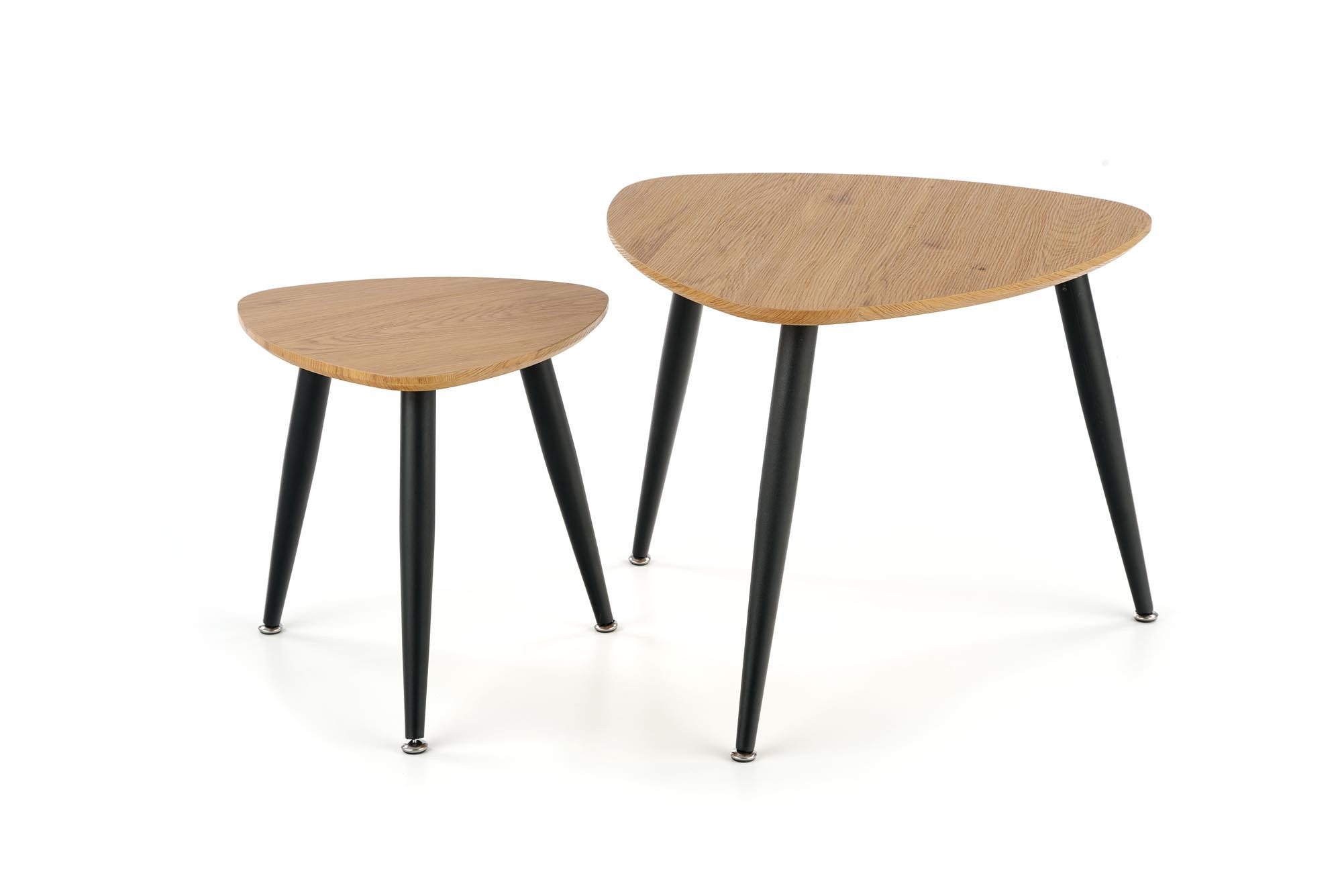 Dwie ławy NICEA z dębu złotego z czarnymi nogami – widok z przodu.