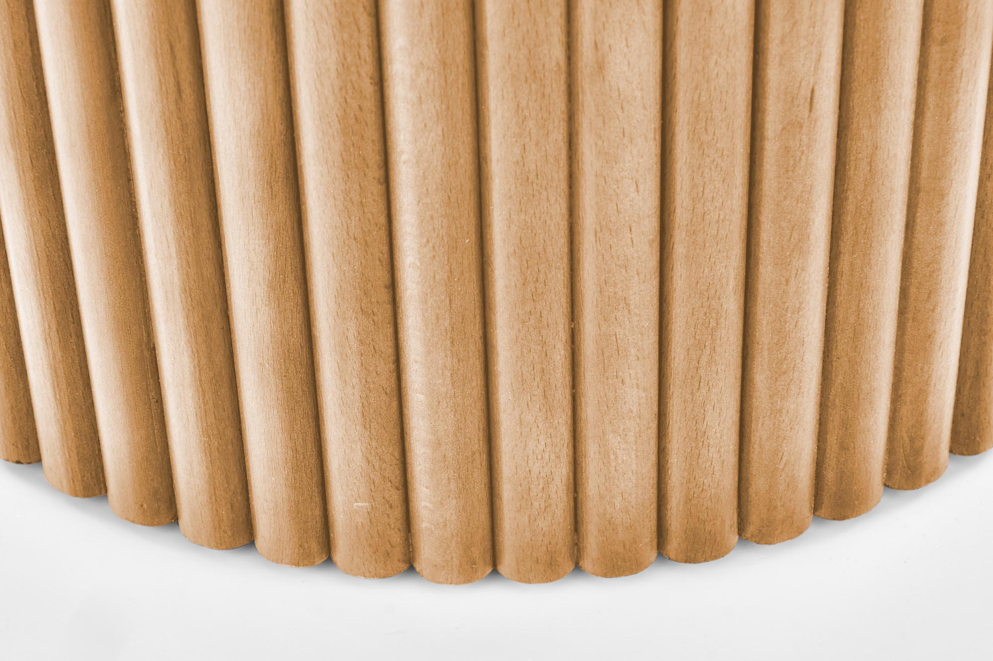 Zbliżenie na naturalne drewniane nogi okrągłej ławy WOODY S z minimalistycznym designem.