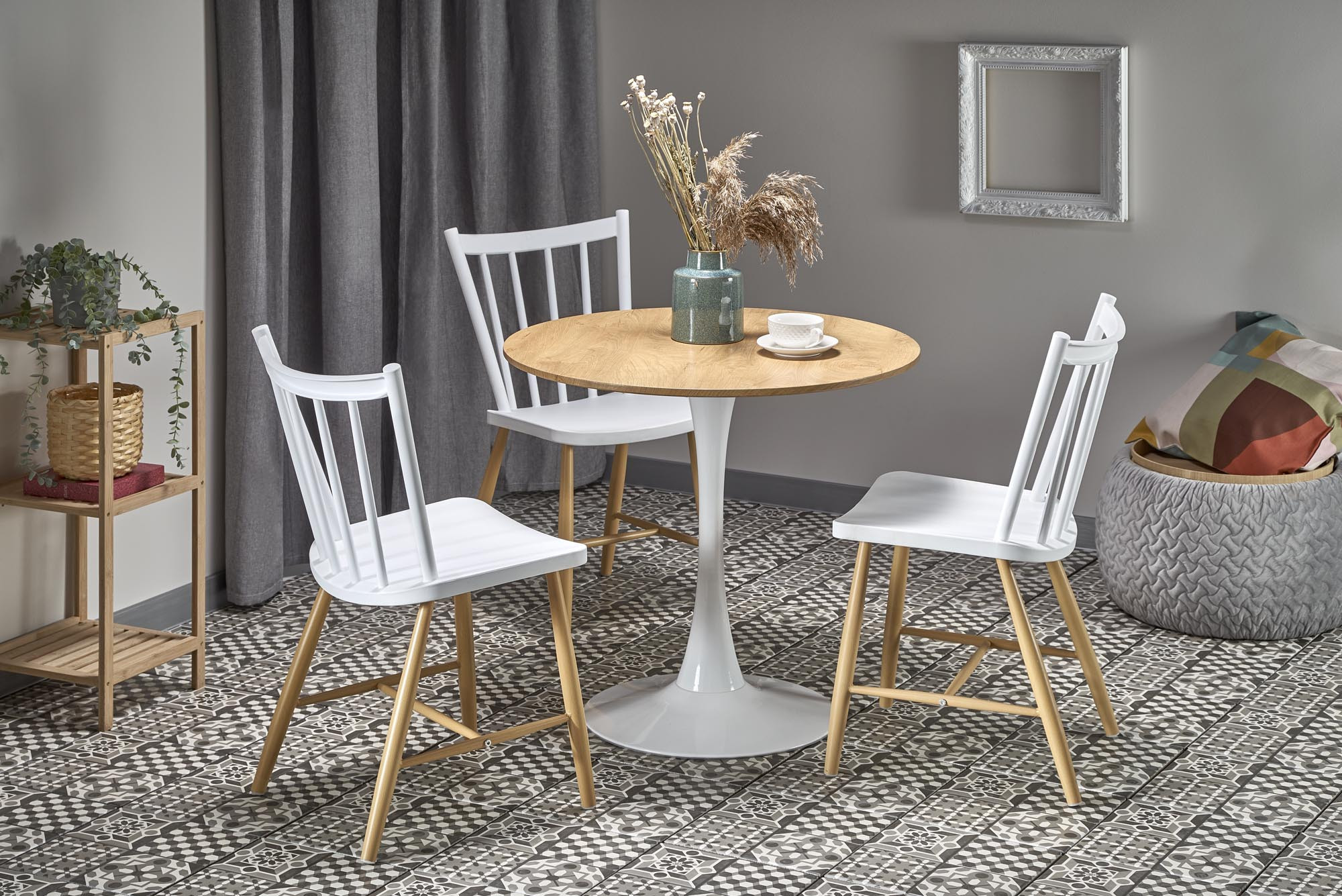 Okrągły stół STING z naturalnym blatem i białą, okrągłą nogą – widok z przodu, otoczony trzema białymi krzesłami.