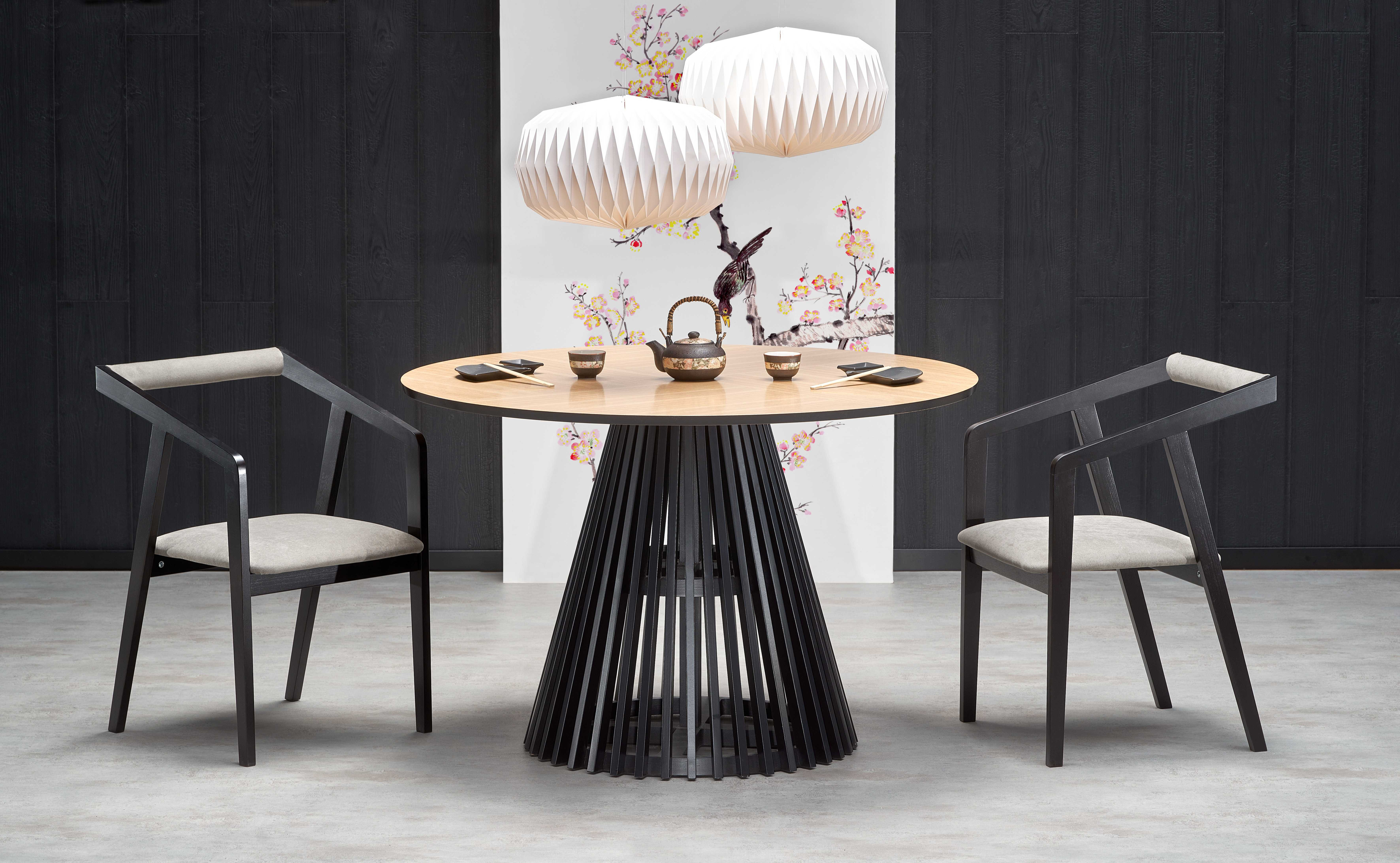 Okrągły stół MIAYKI o średnicy 120 cm z naturalnego dębu – widok z przodu.