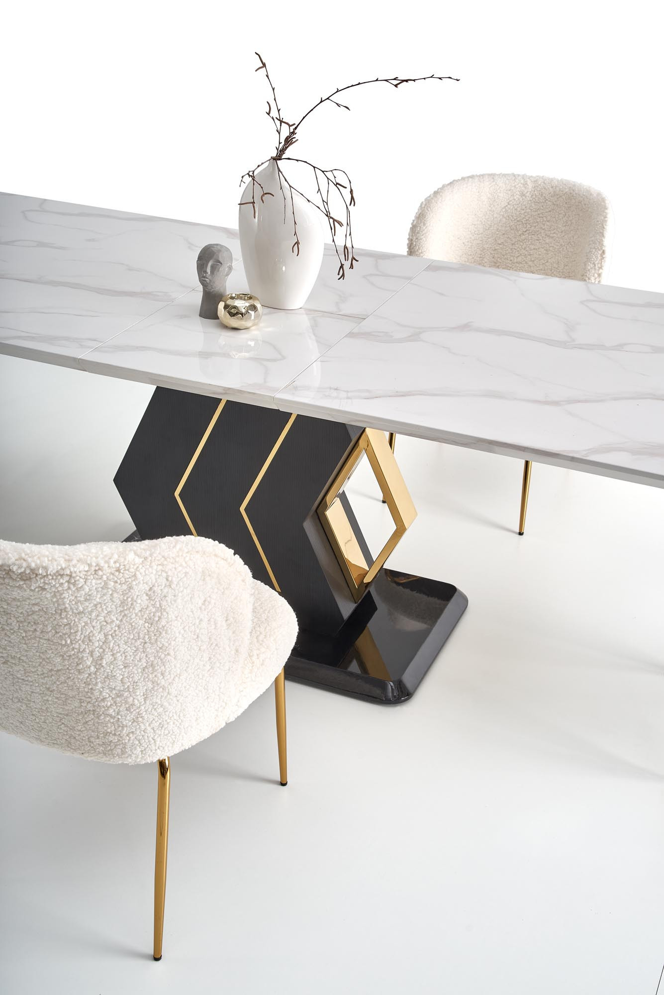 Rozkładany stół VINCENZO ze wzorem marmurowym na blacie i czarną podstawą ze złotymi akcentami – widok z boku.