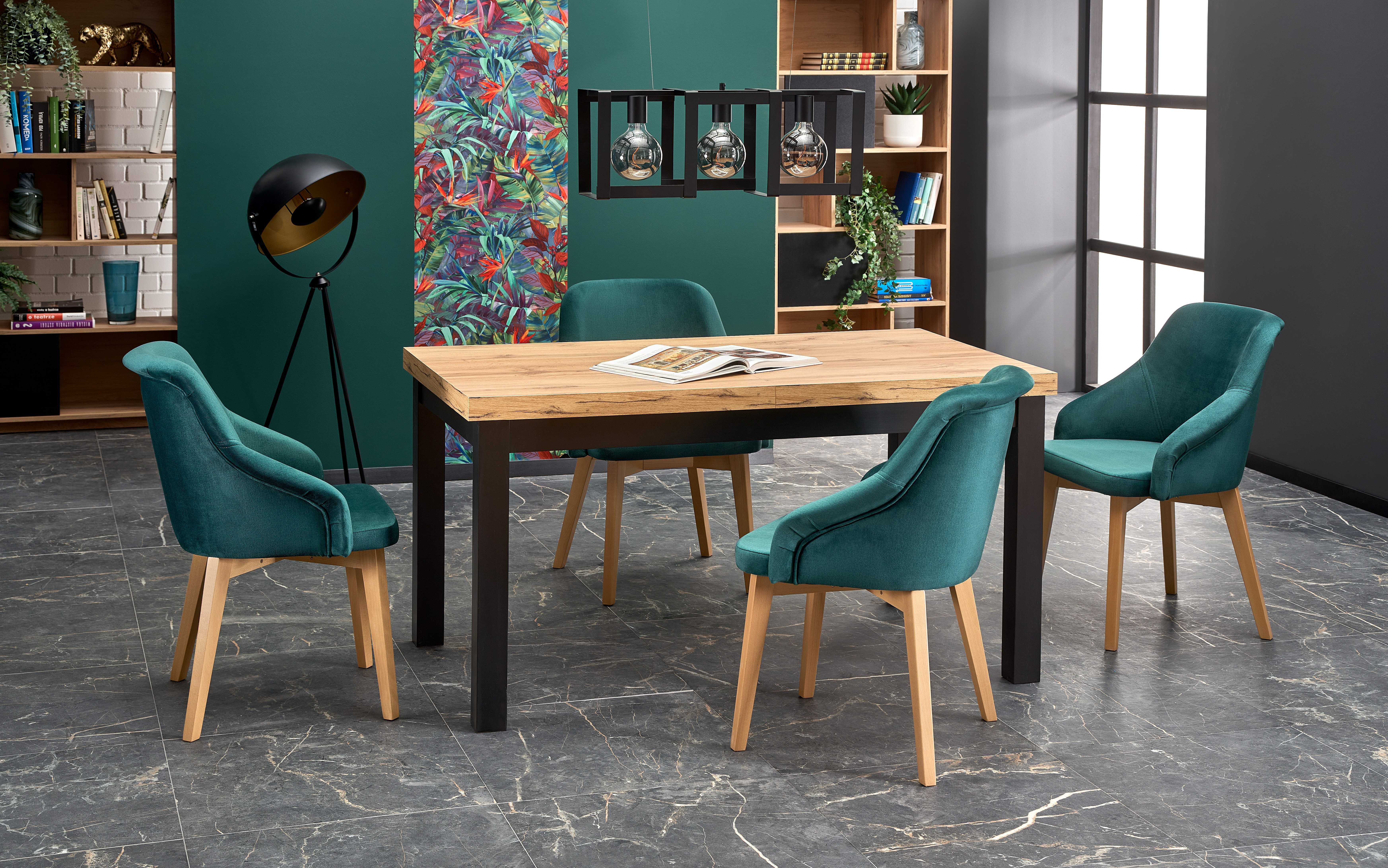 Stół rozkładany TIAGO z dębu craft z czarnymi nogami, otoczony zielonymi krzesłami, widok z przodu.