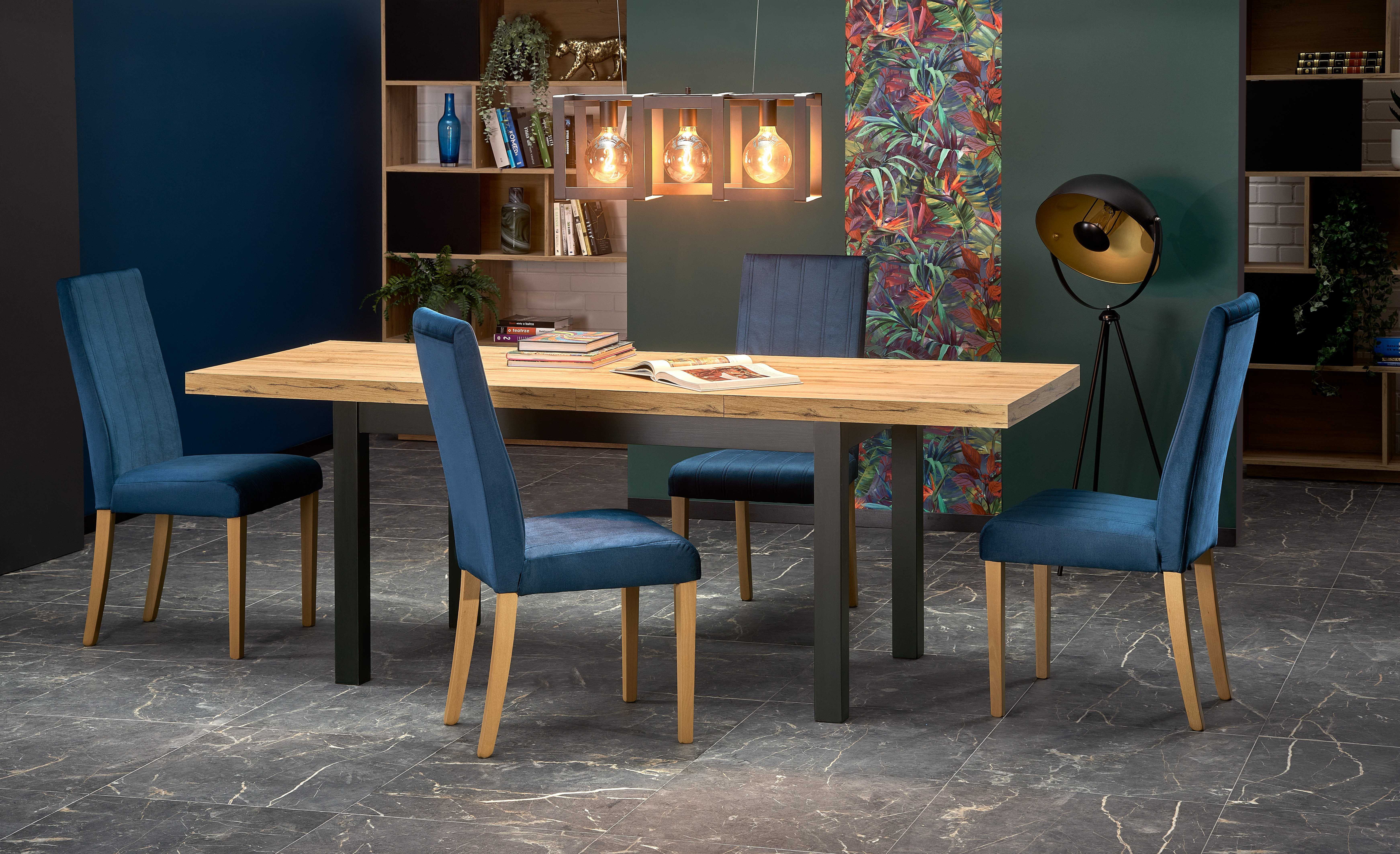 Stół rozkładany TIAGO z dębu craft z czarnymi nogami, otoczony niebieskimi krzesłami, widok z przodu.