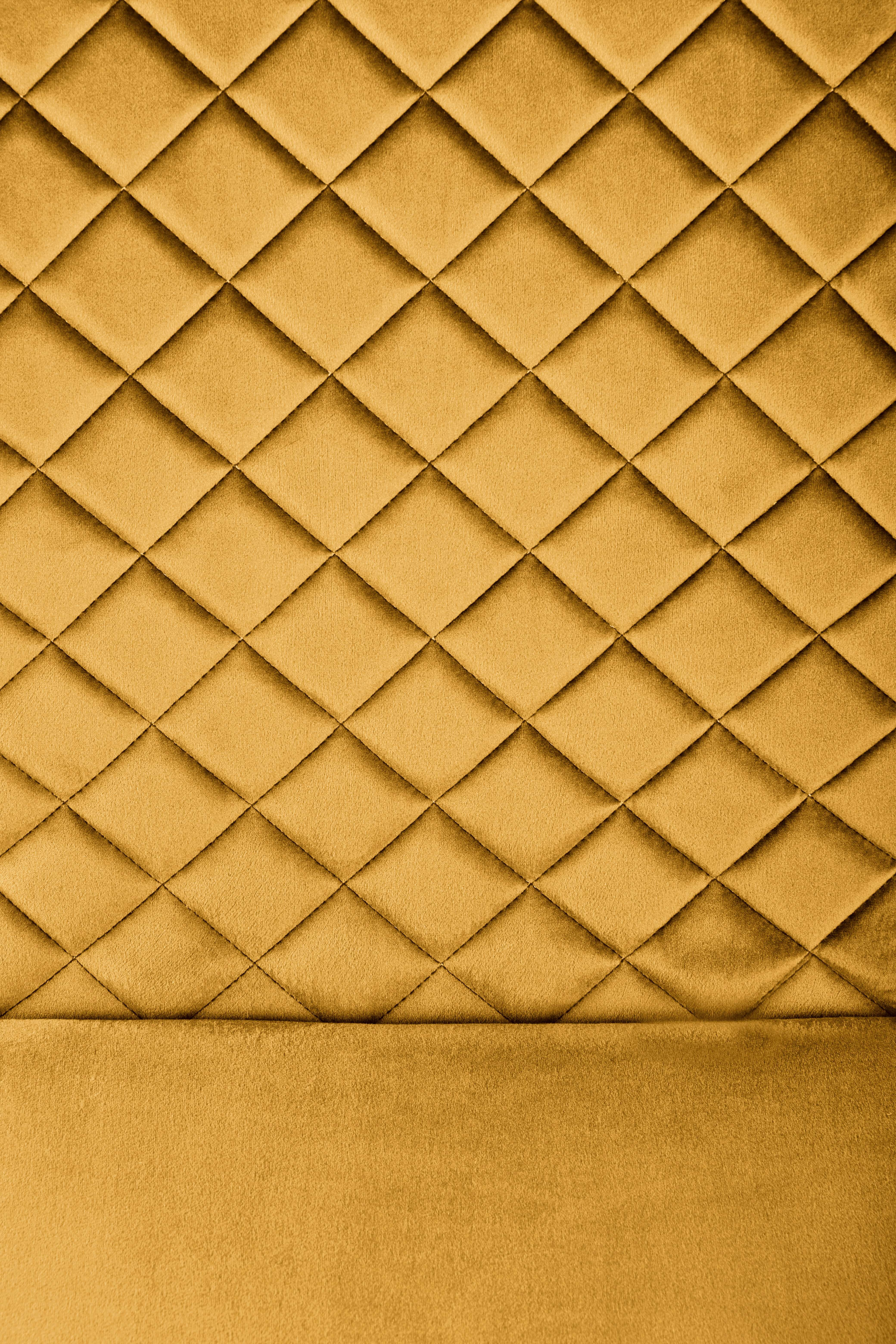 Zbliżenie na musztardowy velvet z pikowanym wzorem krzesła K442.