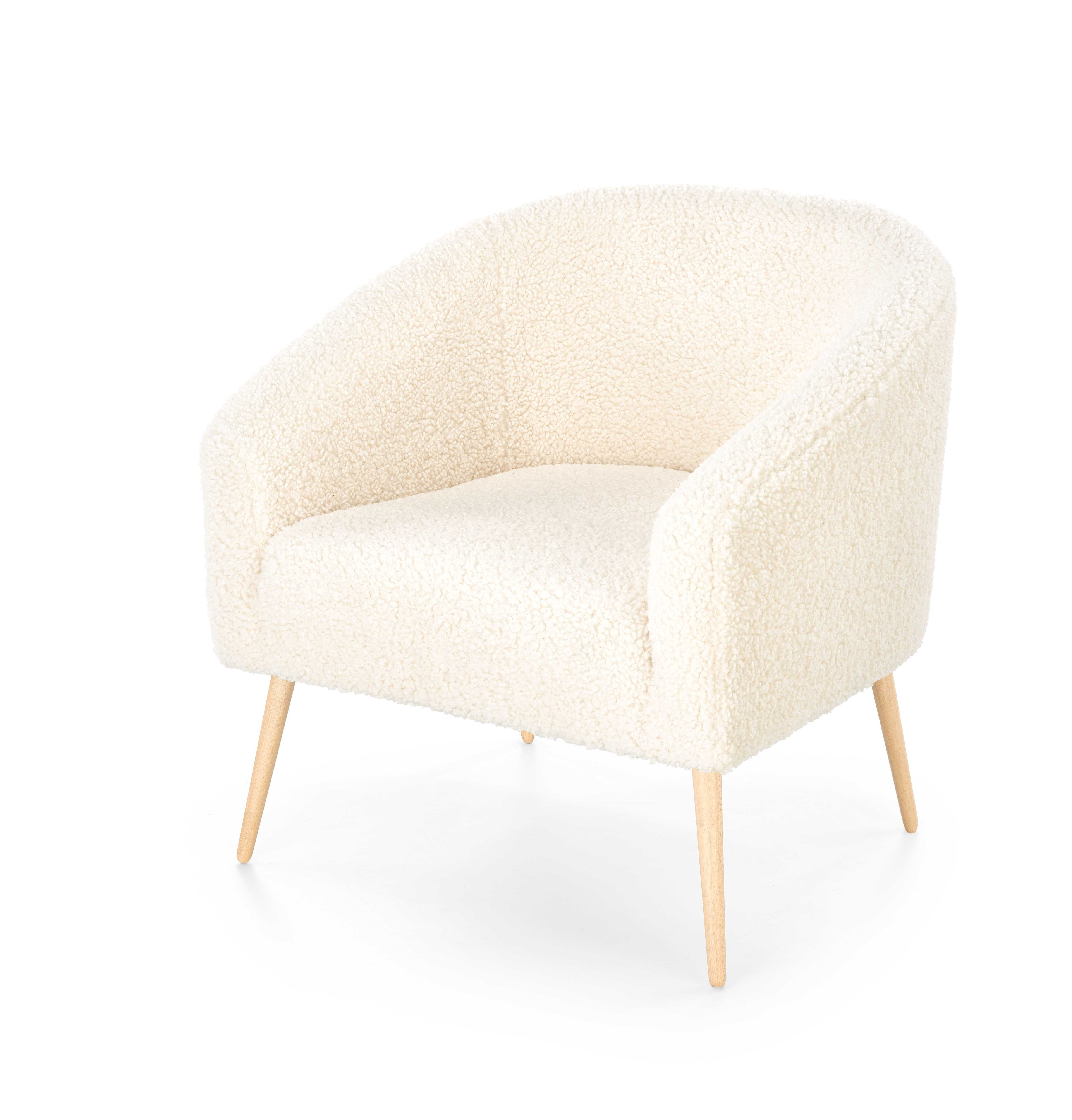Fotel GRIFON 2 kremowy z tkaniny boucle, drewniane nogi – widok z przodu.