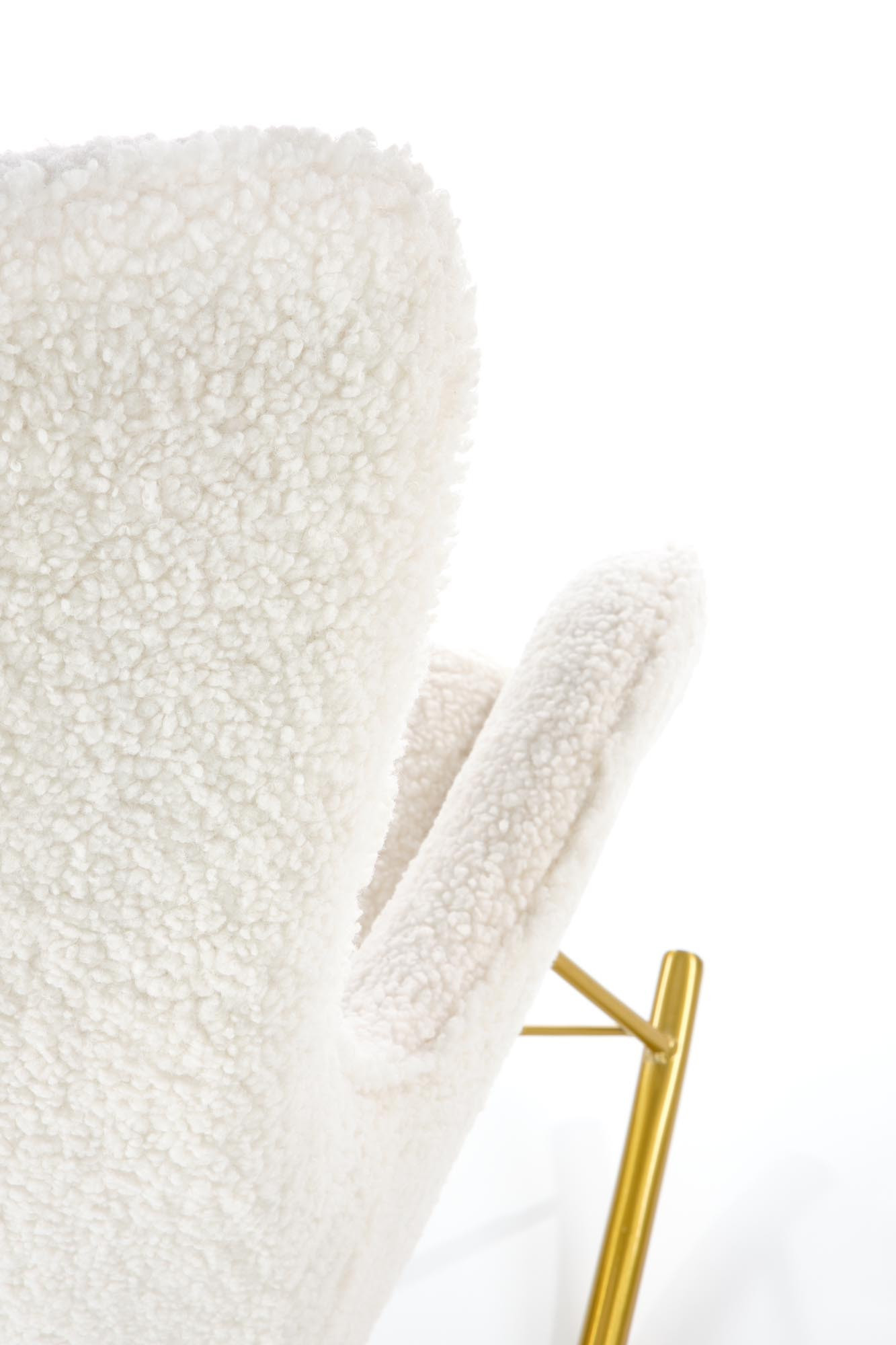 Zbliżenie na kremowy fotel LIBERTO z tkaniny boucle i złotymi nogami.