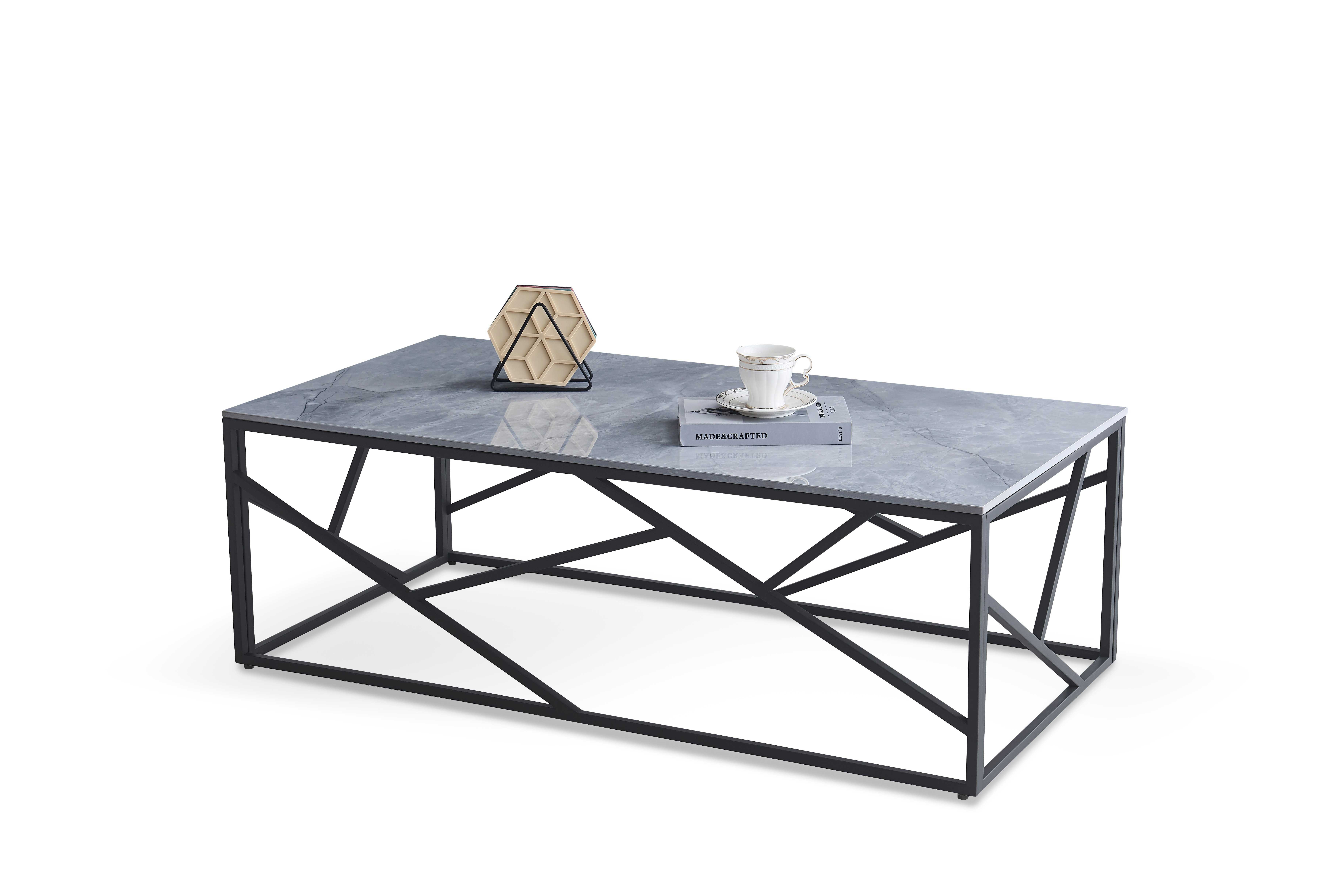 Stolik kawowy UNIVERSE z popielatego spieku marmarowego na metalowej ramie – widok z przodu.