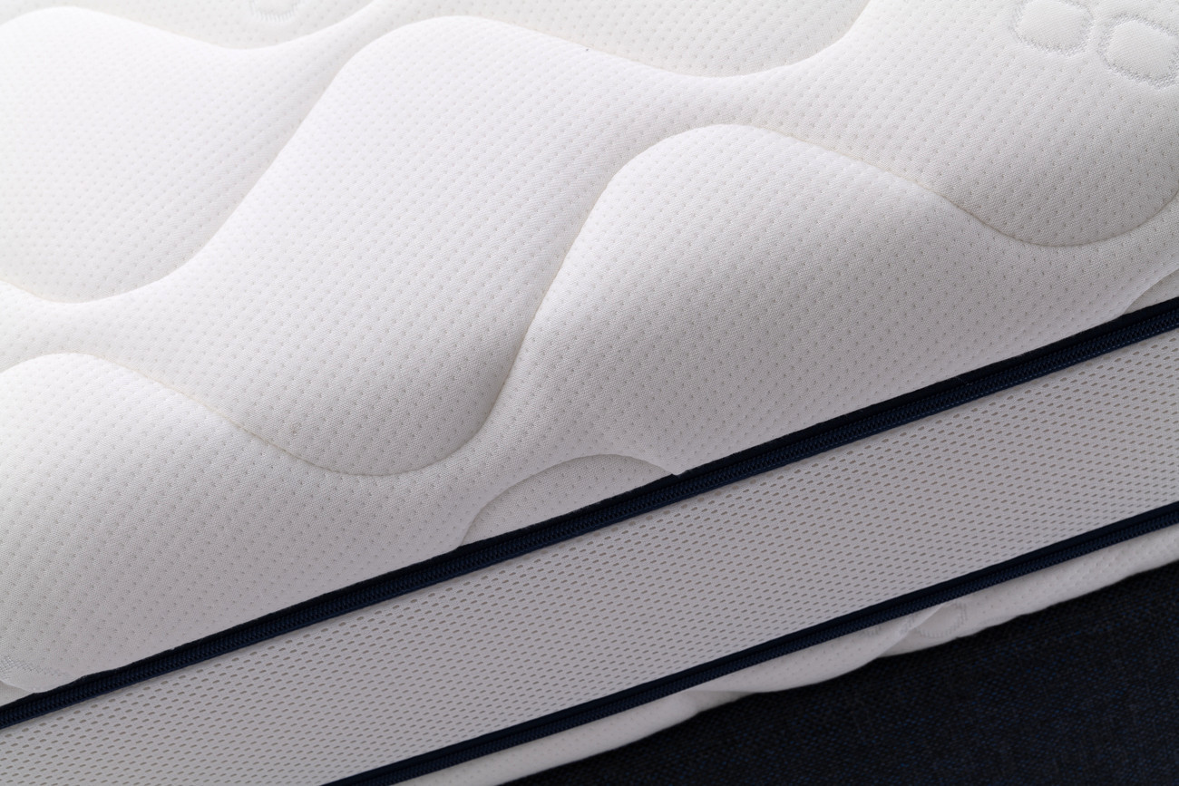 Zbliżenie na powierzchnię materaca SYRIUSZ 160x200 cm z tkaniną Bamboo, ukazujące teksturę i detale wykończenia.