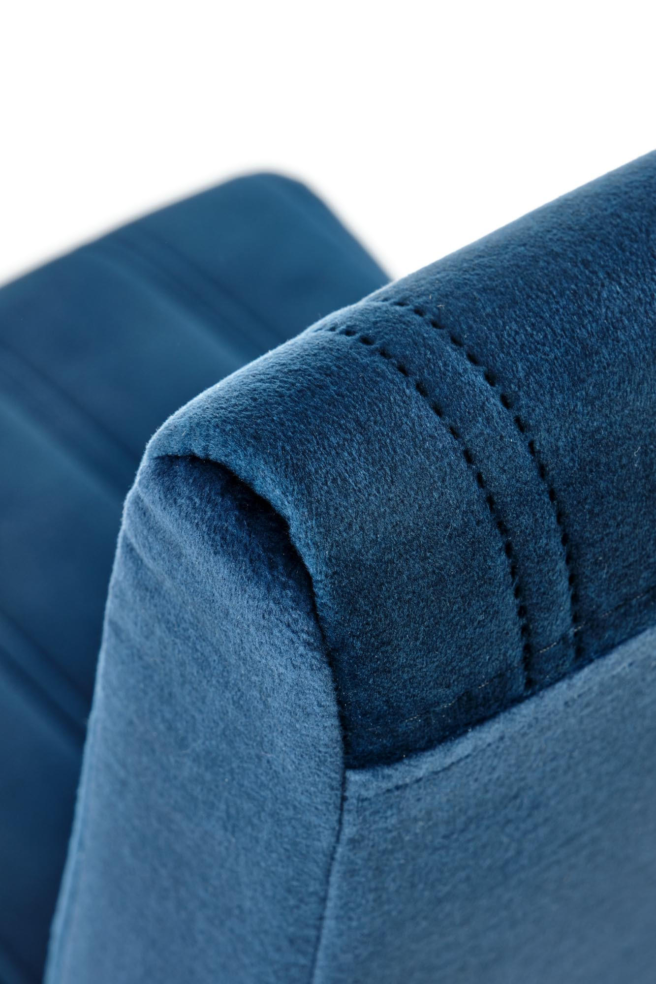 Zbliżenie na granatowy aksamitny materiał krzesła DIEGO z widocznymi pionowymi przeszyciami.