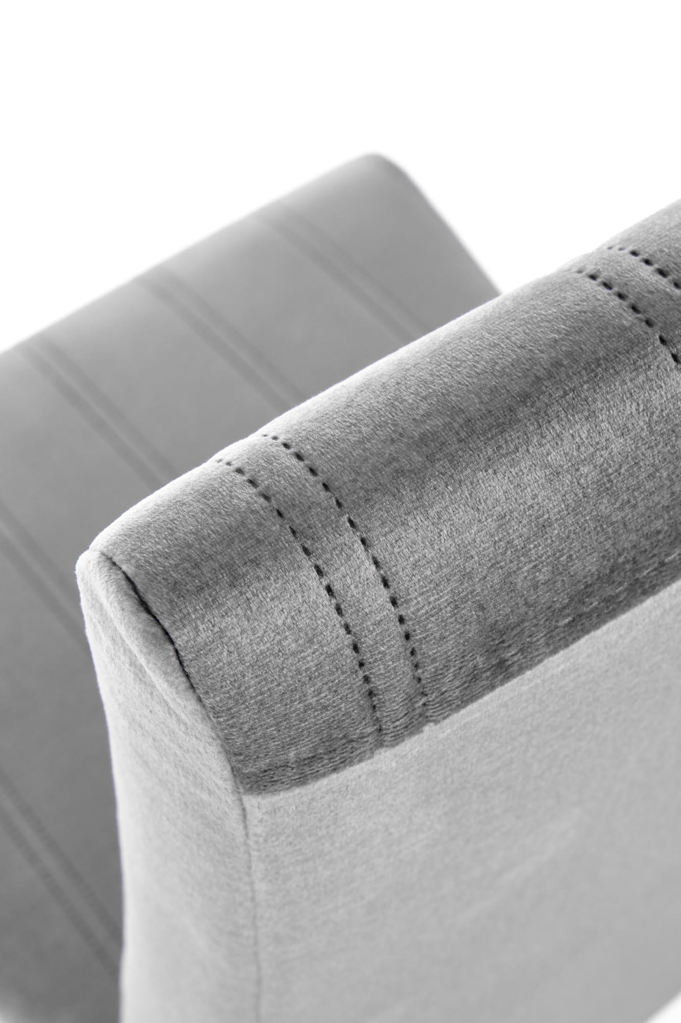 Zbliżenie na jasnoszare aksamitne oparcie krzesła DIEGO z pionowymi pasami.