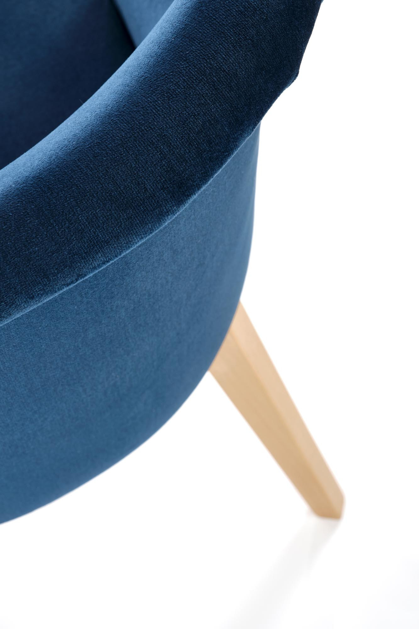 Zbliżenie na granatowe obicie i jasną drewnianą nogę krzesła TOLEDO.