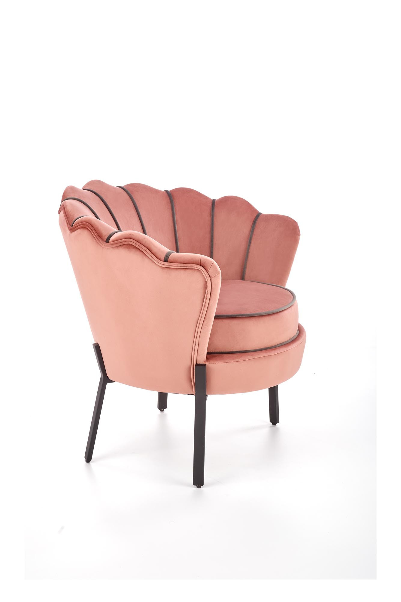 Tylny widok różowego fotela ANGELO Velvet z czarnymi nogami.