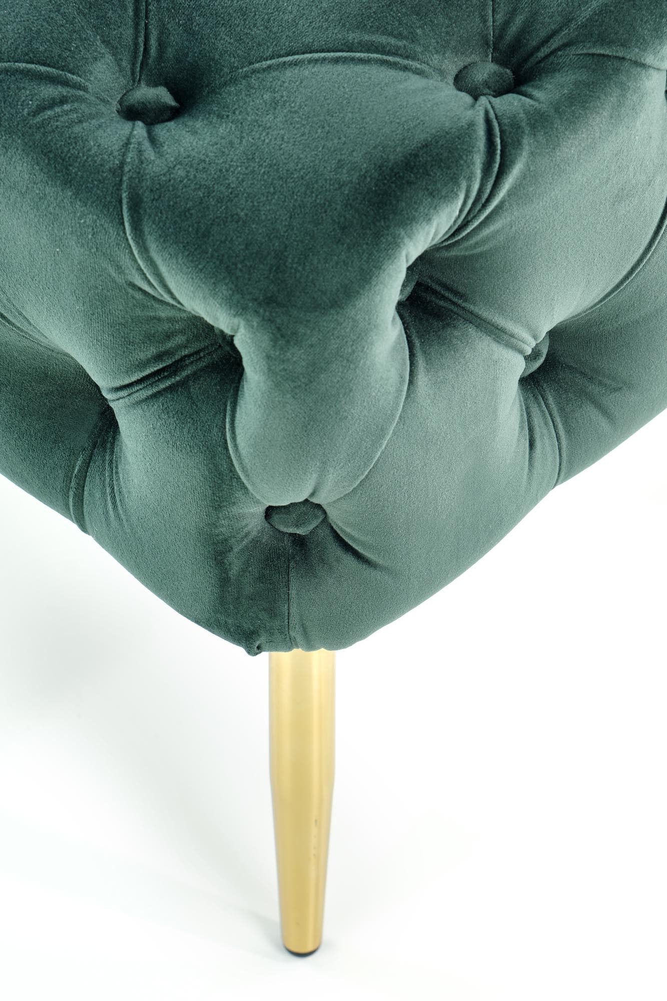 Zbliżenie na pikowane siedzisko ciemnozielonej ławki ATHENA Velvet ze złotą nogą.