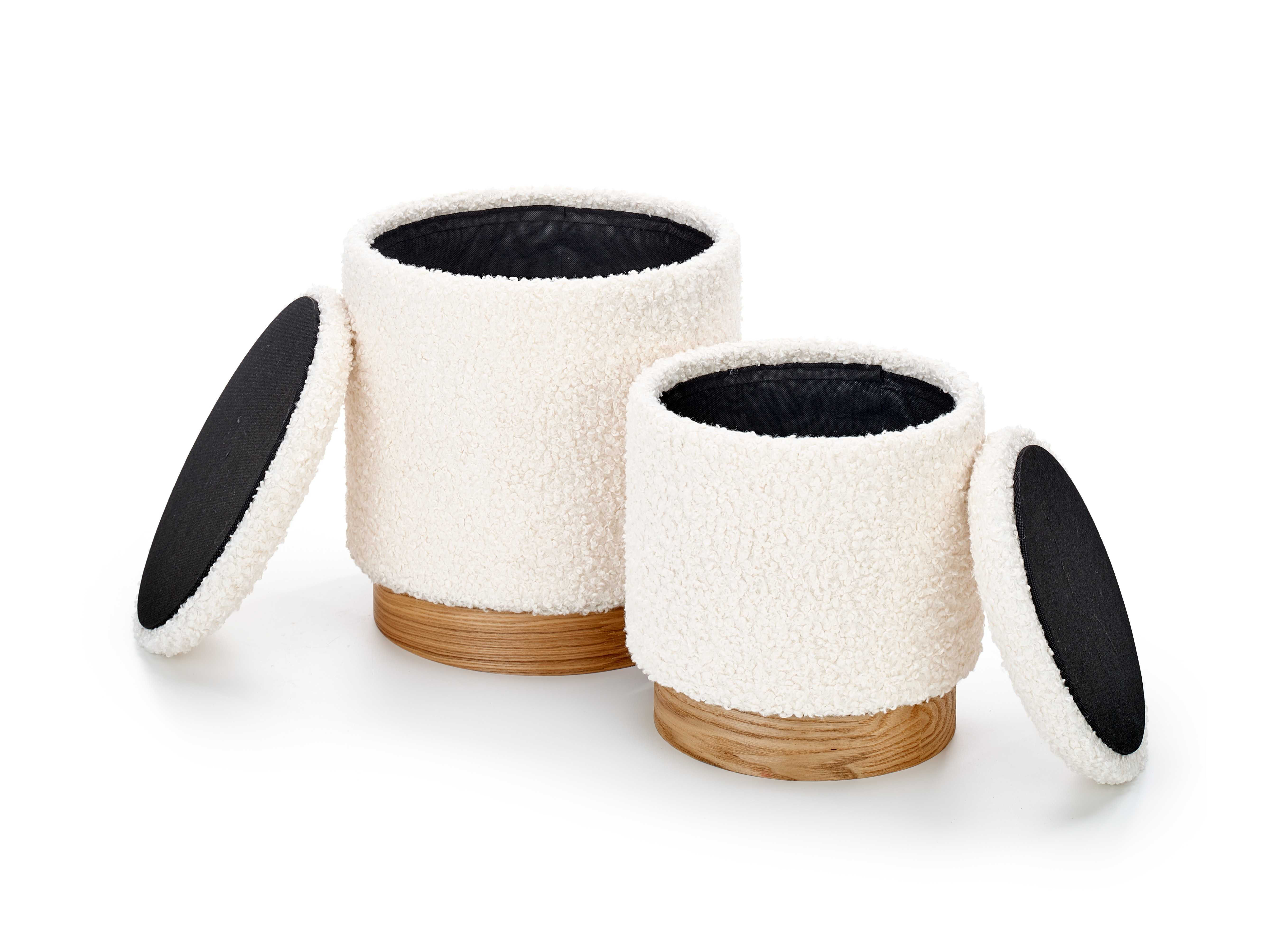 Dwa okrągłe kremowe pufy CANCUN z tkaniny boucle, z pojemnikiem, widok z przodu.