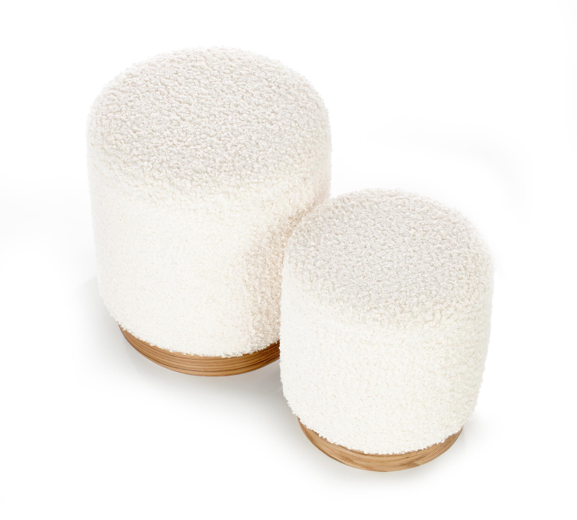 Dwa okrągłe kremowe pufy CANCUN z tkaniny boucle i drewnianą podstawą, zdjęcie z góry.