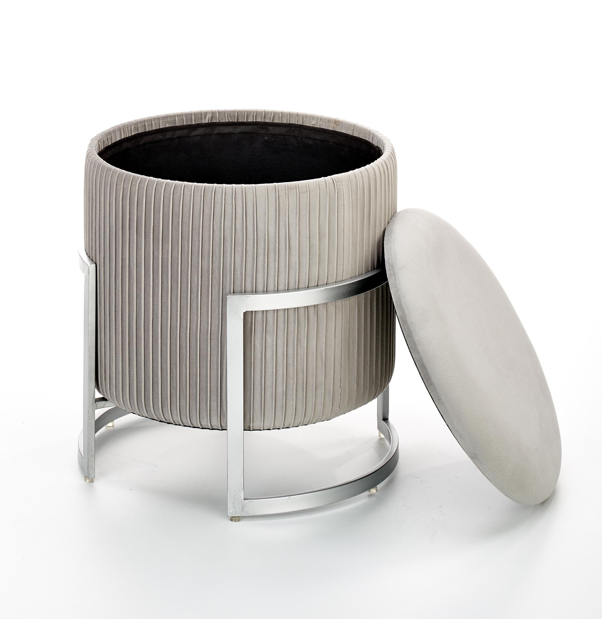 Szara pufa CRICKET Velvet z funkcją przechowywania, widok z przodu, na chromowanej podstawie, z otwartą pokrywą.