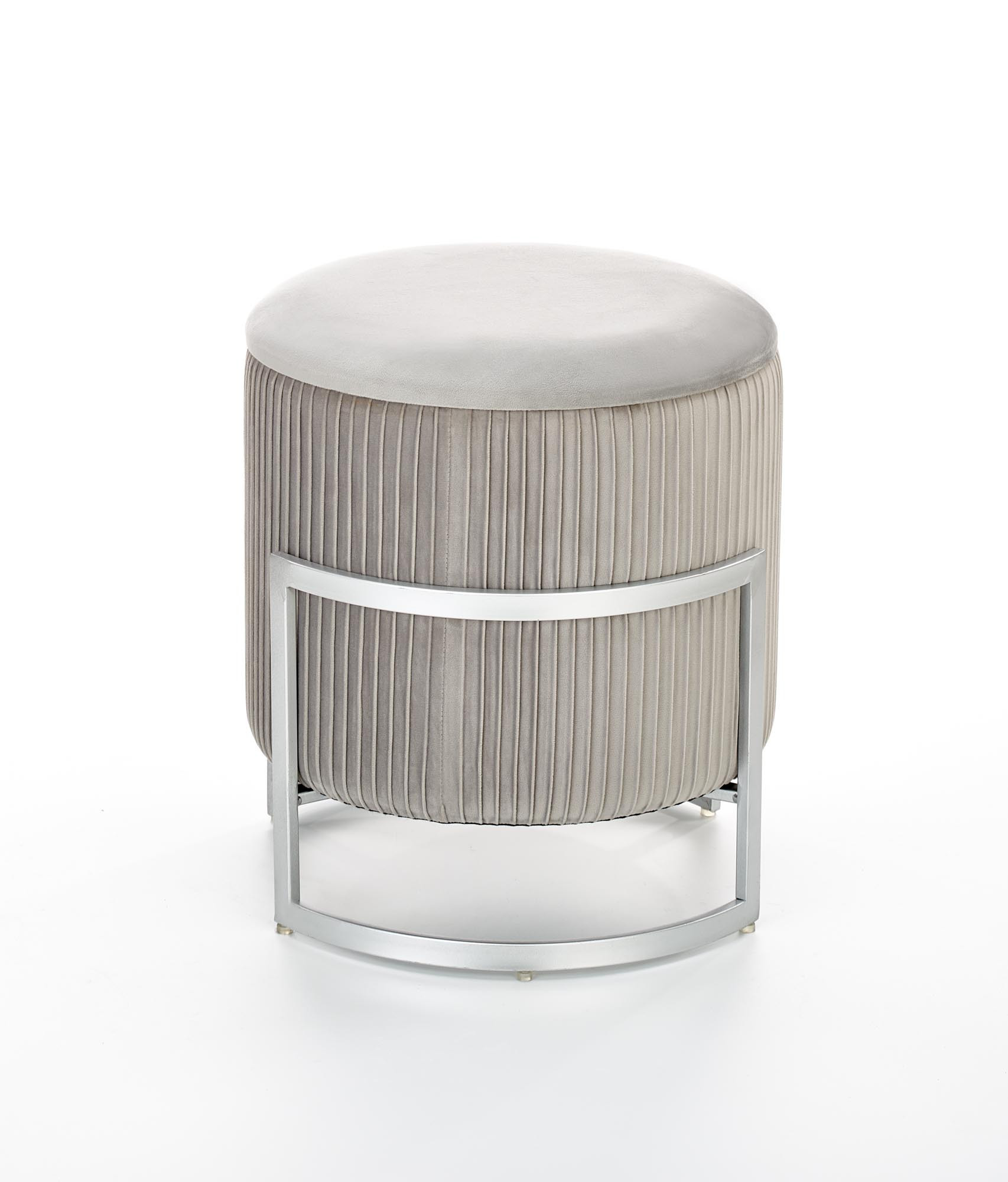 Szara pufa CRICKET Velvet z funkcją przechowywania, widok z przodu, na chromowanej podstawie.