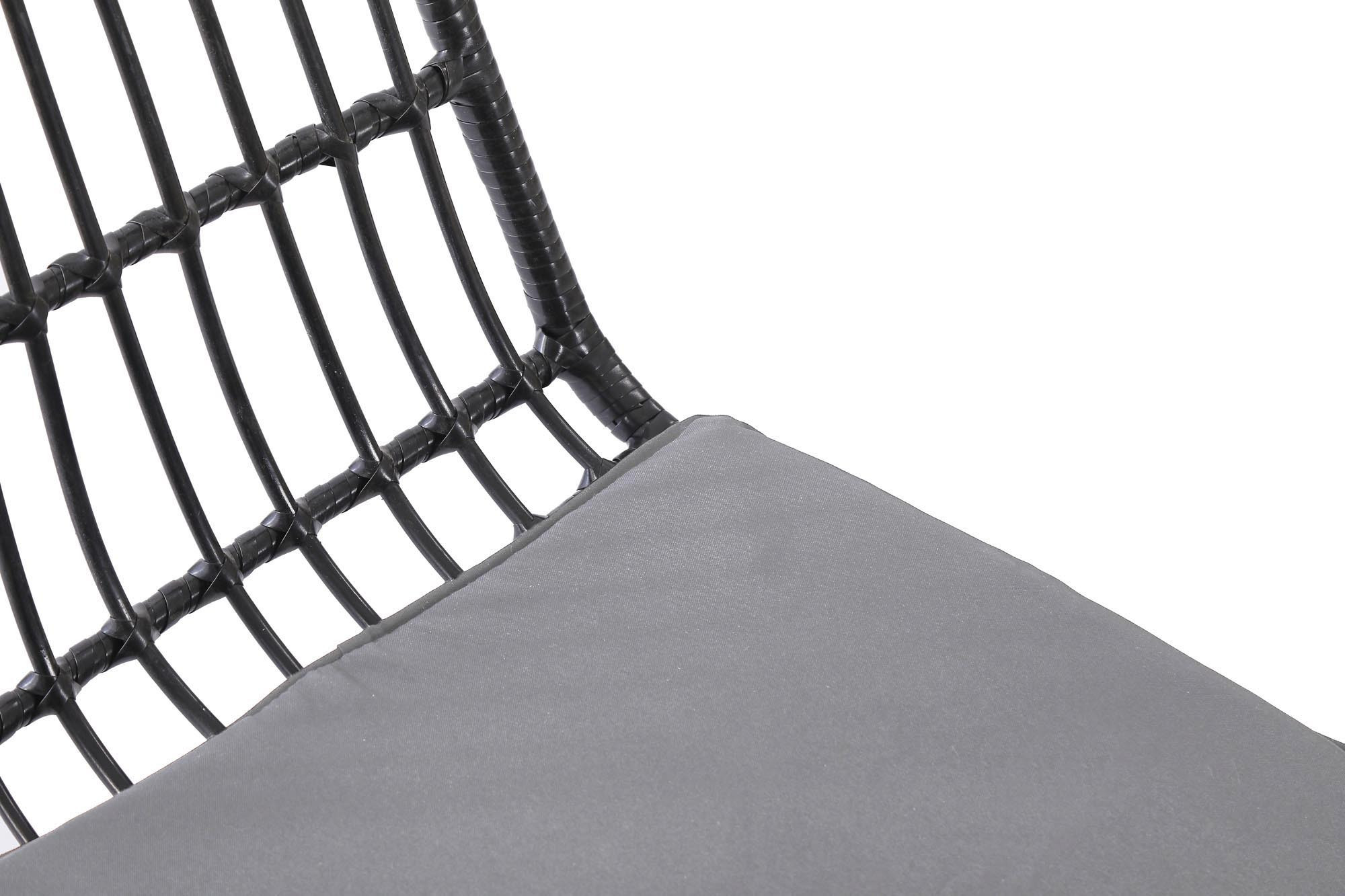 Zbliżenie na czarny syntetyczny rattan i szarą poduszkę krzesła K401.
