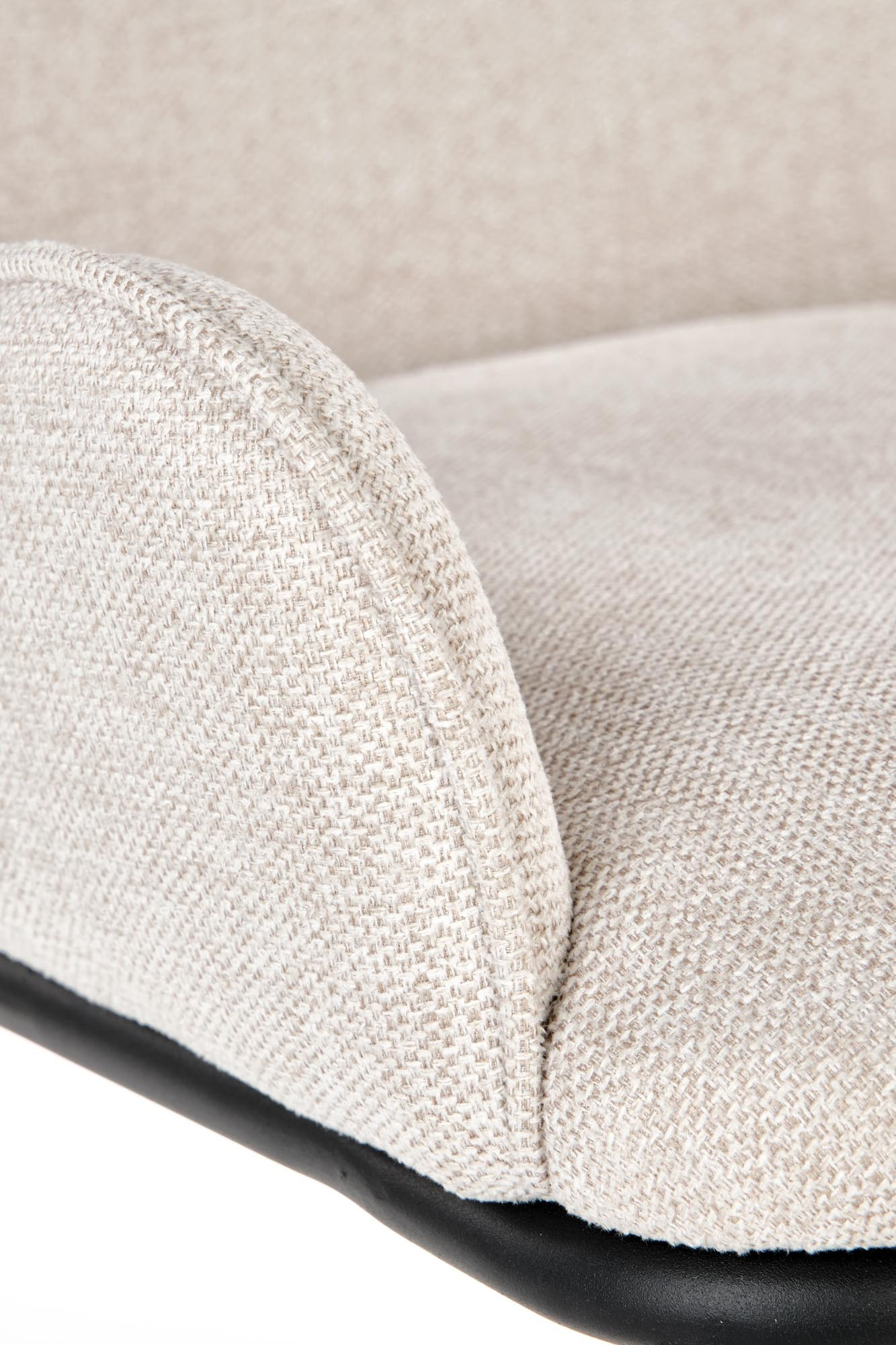 Zbliżenie na beżową tapicerkę krzesła K481 z czarną podstawą.