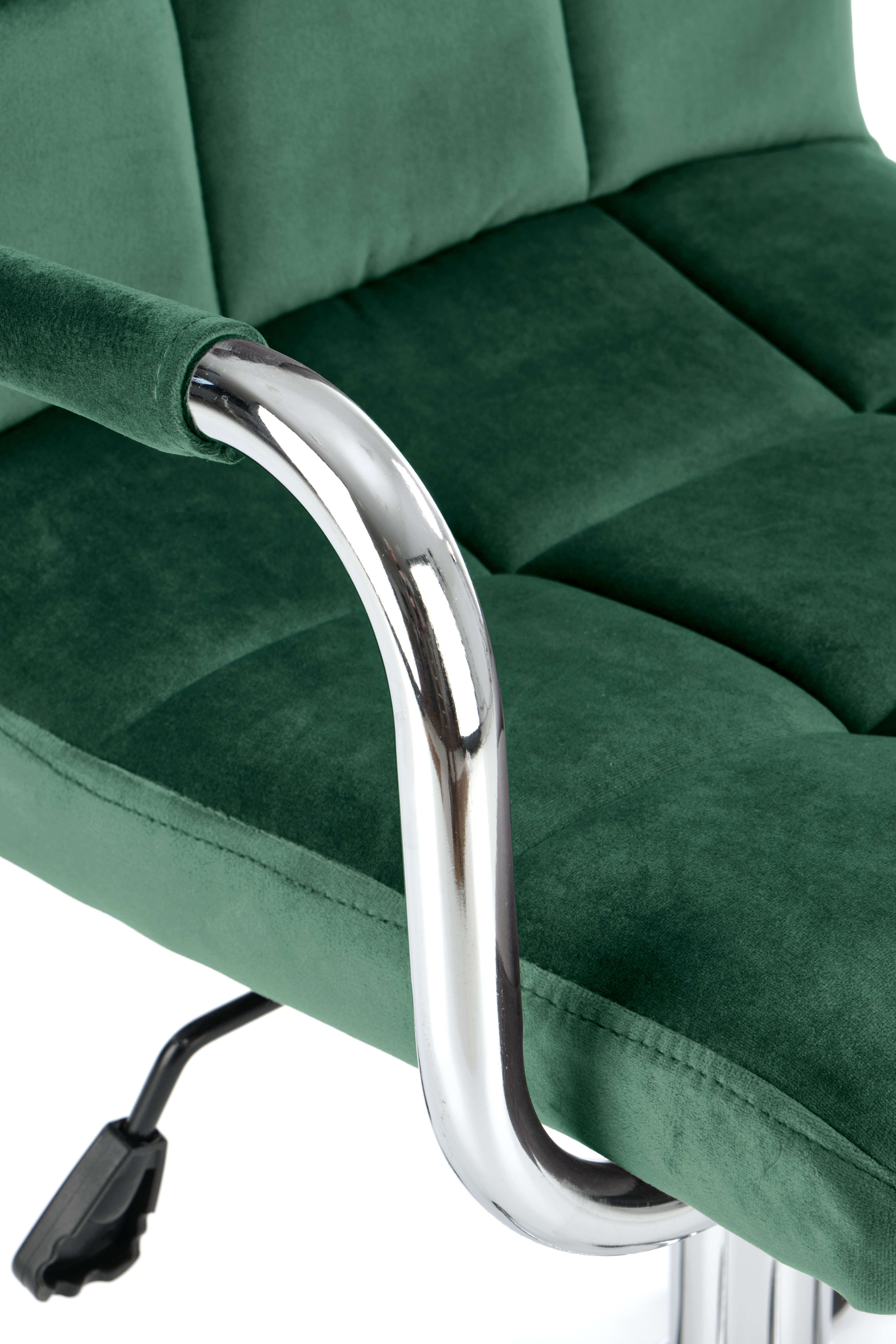 Zbliżenie na ciemnozielony fotel GONZO 4 z velvetu z chromowanym podłokietnikiem.