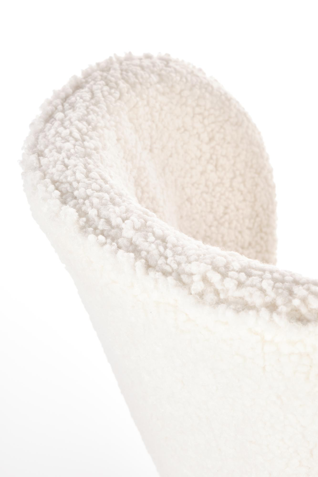 Zbliżenie na kremową tkaninę bouclé krzesła K474 z zaokrąglonym oparciem.