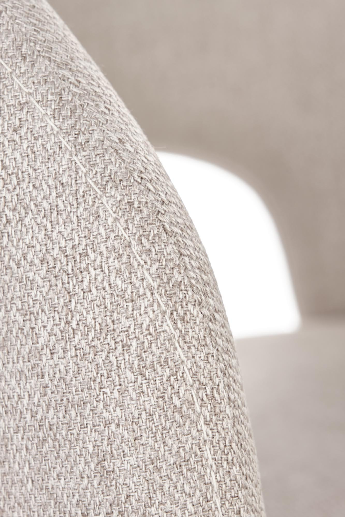 Zbliżenie na teksturę beżowego obicia krzesła K486.