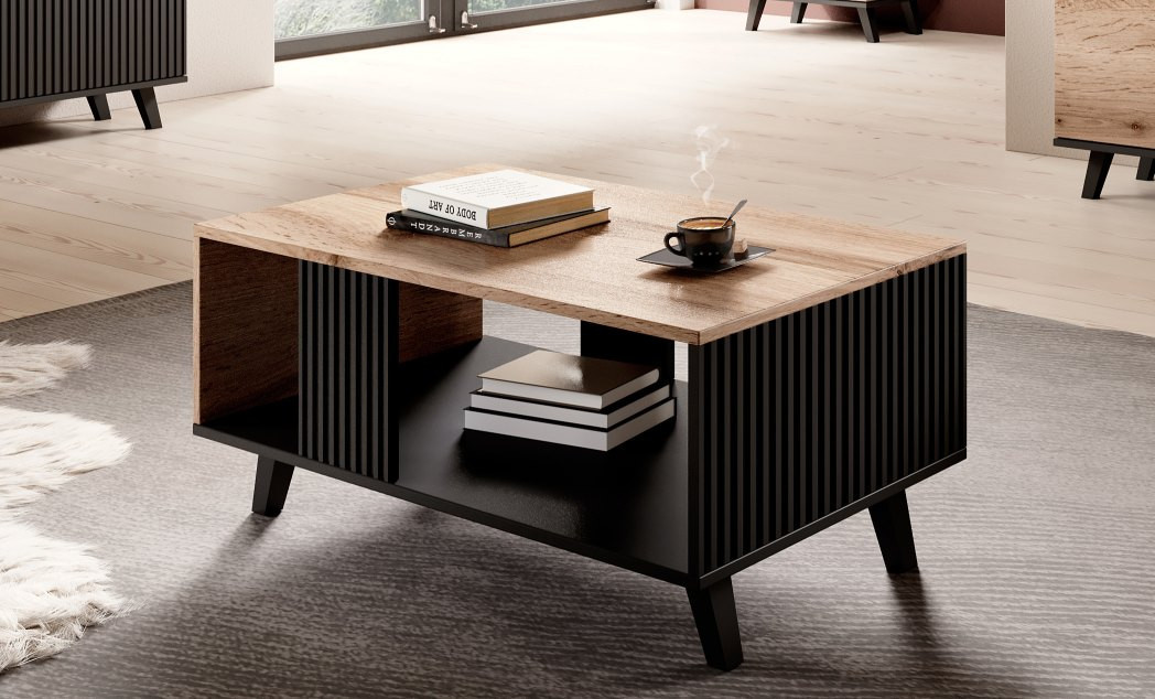 Minimalistyczna ława RANDOM dąb Wotan/czarny z półką na książki i filiżanką kawy na blacie – widok z przodu.