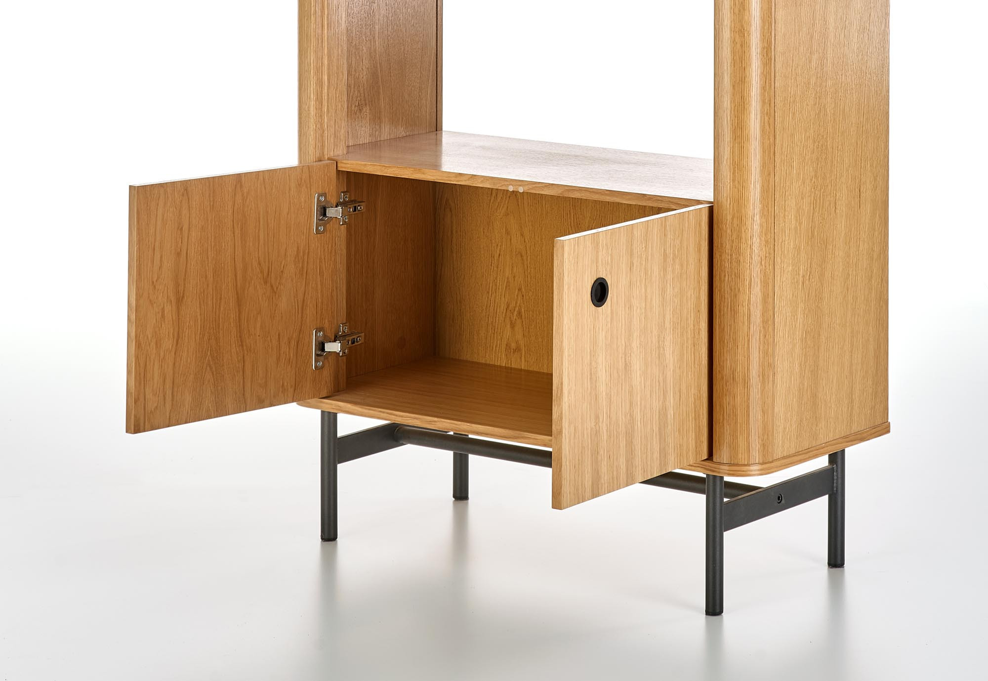 Otwarte dolne szafki regału SMART REG-1 z naturalnego dębu na czarnych nogach.