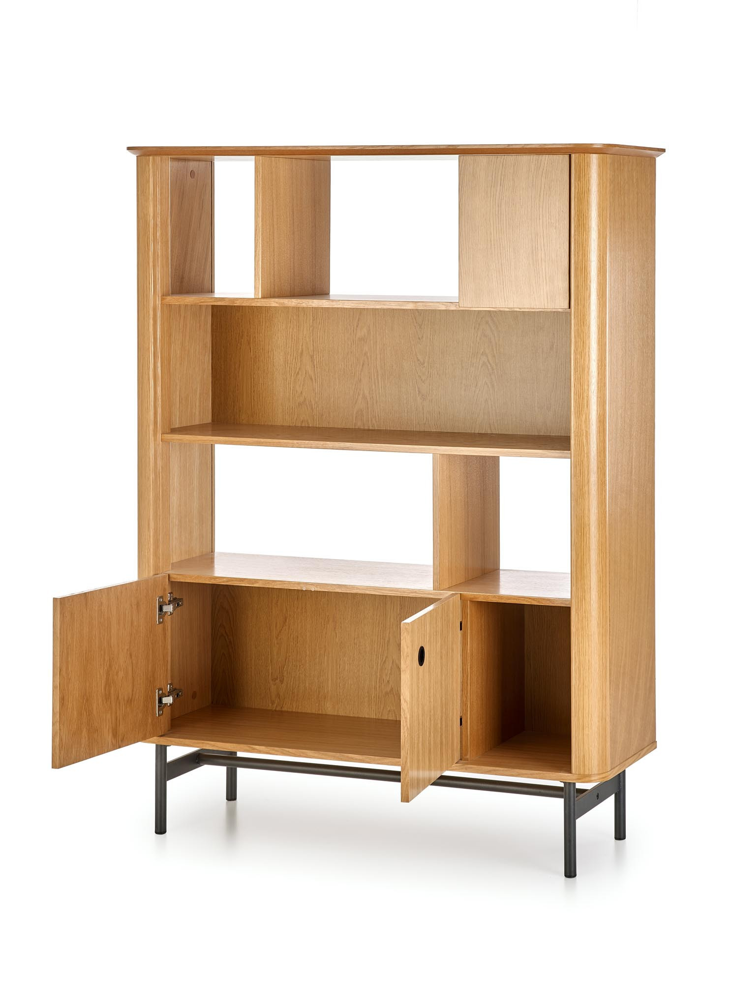 Widok z przodu regału SMART Reg 2 z naturalnego dębu i czarnej ramy z otwartymi półkami i szafkami.