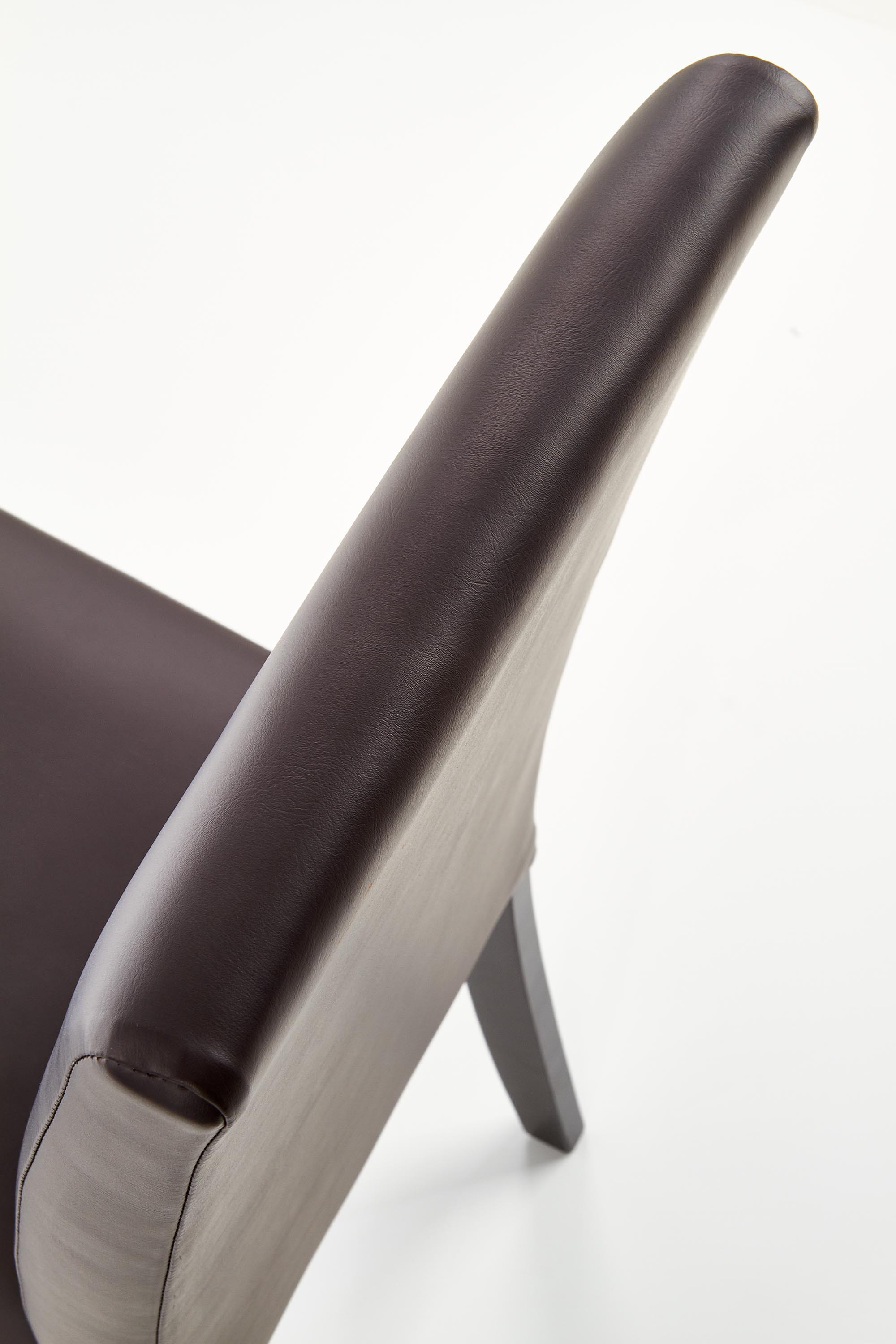 Wymiarowanie eleganckiego krzesła NIKKO w kolorze ciemnego brązu wenge – widok z boku.