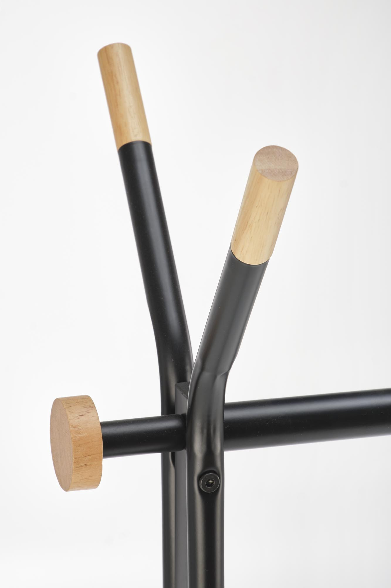 Zbliżenie na czarny wieszak WU-32 z naturalnymi drewnianymi akcentami.