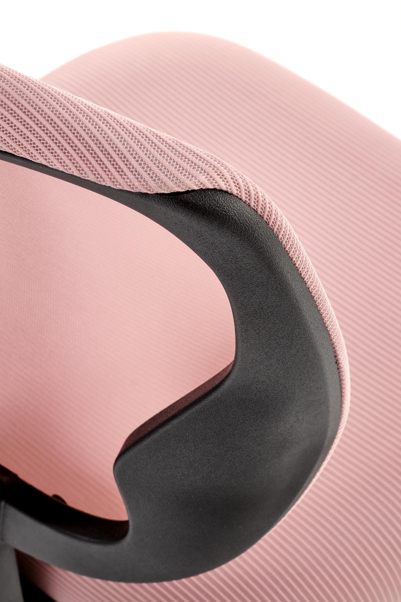 Zbliżenie na różowe oparcie fotela CREATIVE z czarną ramą.
