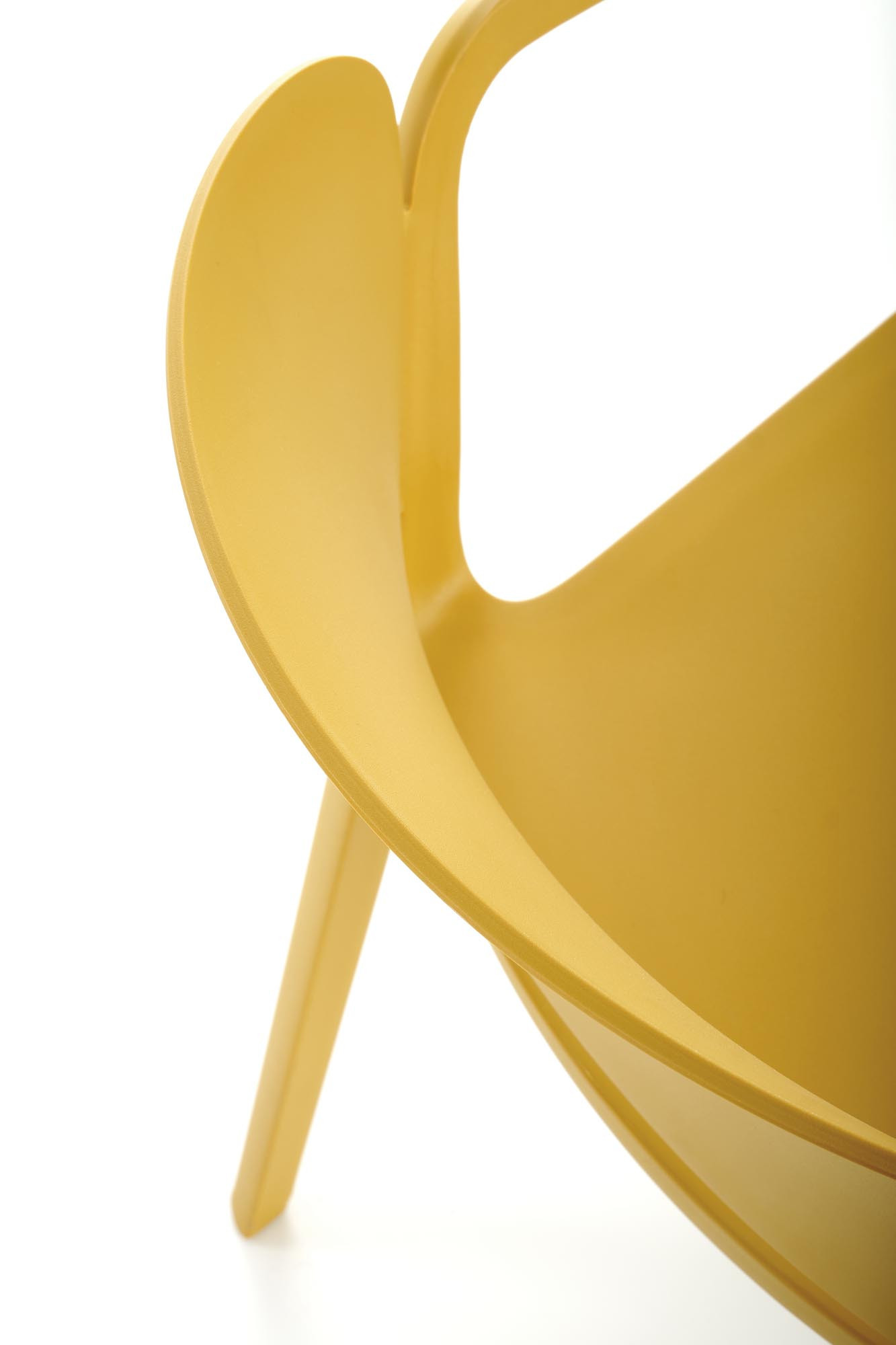 Zbliżenie na musztardowe krzesło K491 z polipropylenu, ukazujące szczegóły konstrukcji siedziska i oparcia.