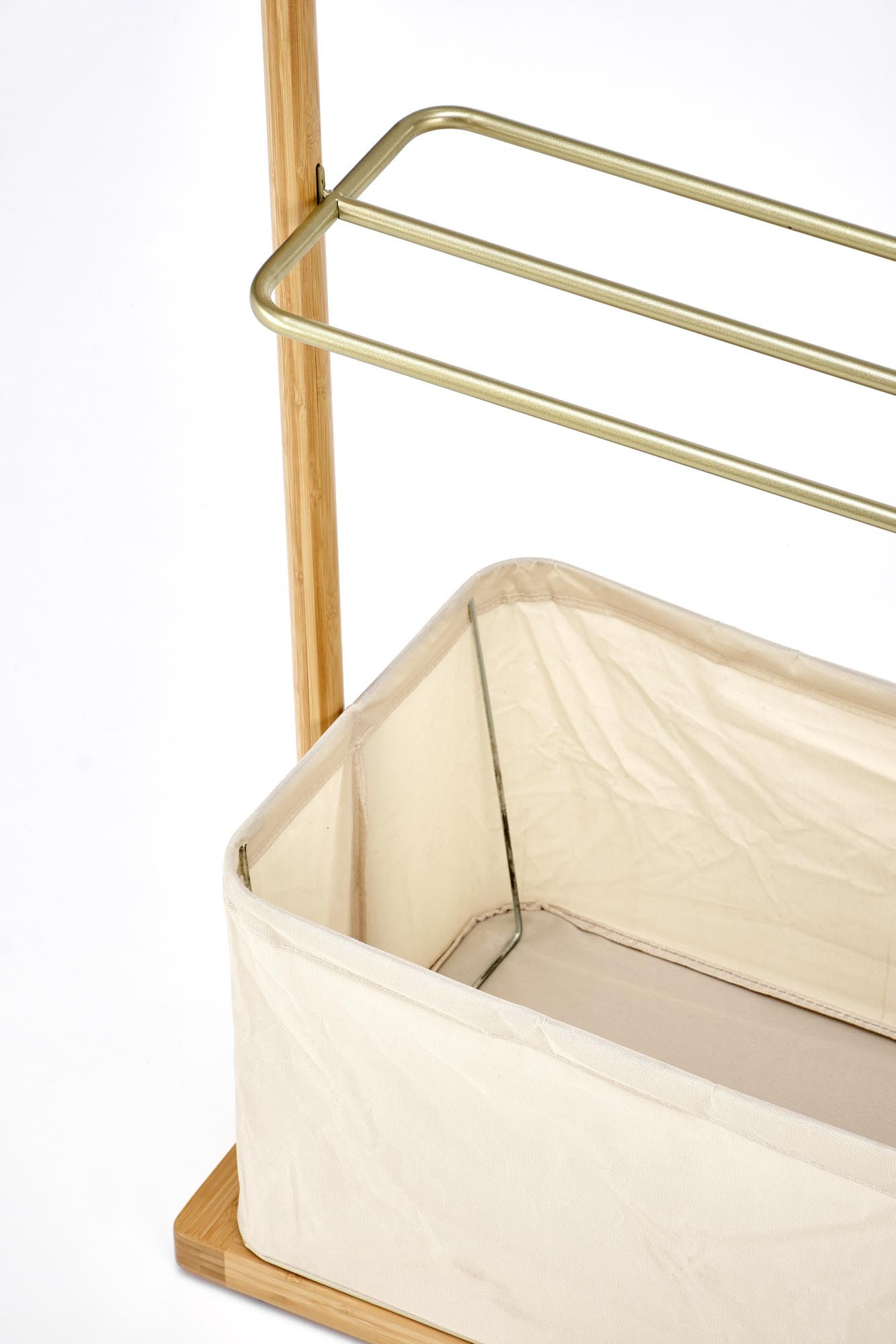 Zbliżenie na beżowy wieszak WU-31 z naturalnego drewna bambusowego i złotej stali.