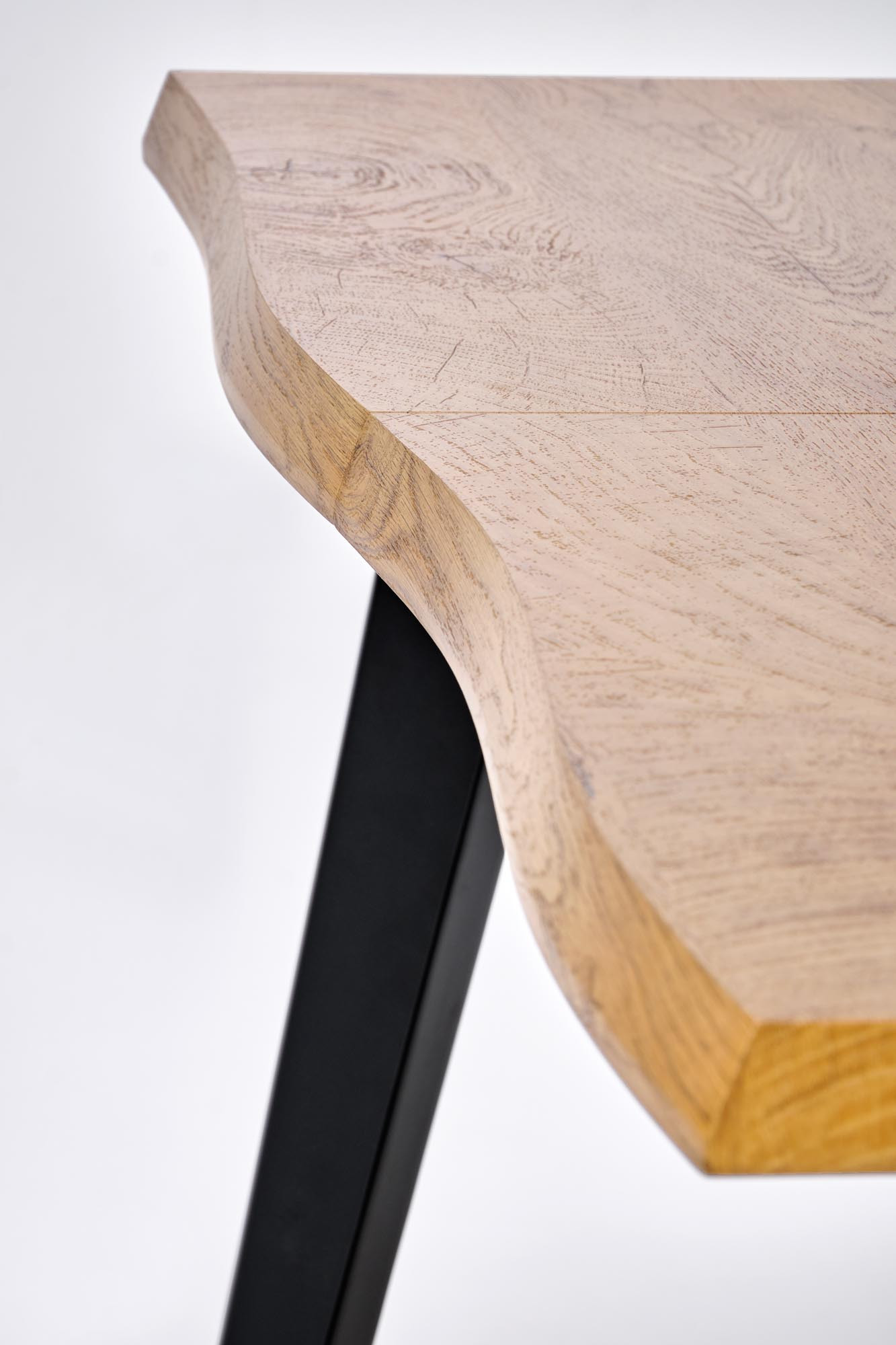 Zbliżenie na blat rozkładanego stołu Violant2 z naturalnego dębu i czarnymi nogami.