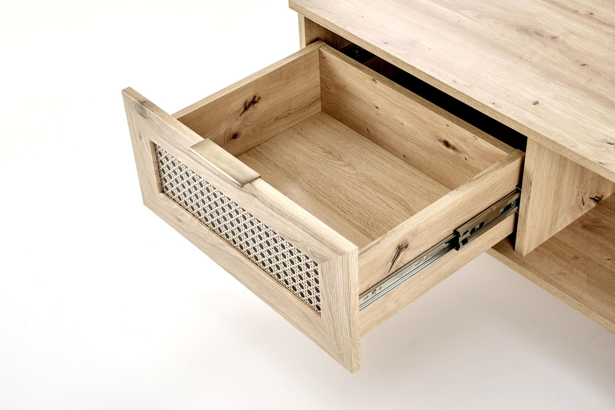 Ława BORNEO dąb artisan – zbliżenie na szufladę z nadrukiem rattanowym i otwartą półkę.