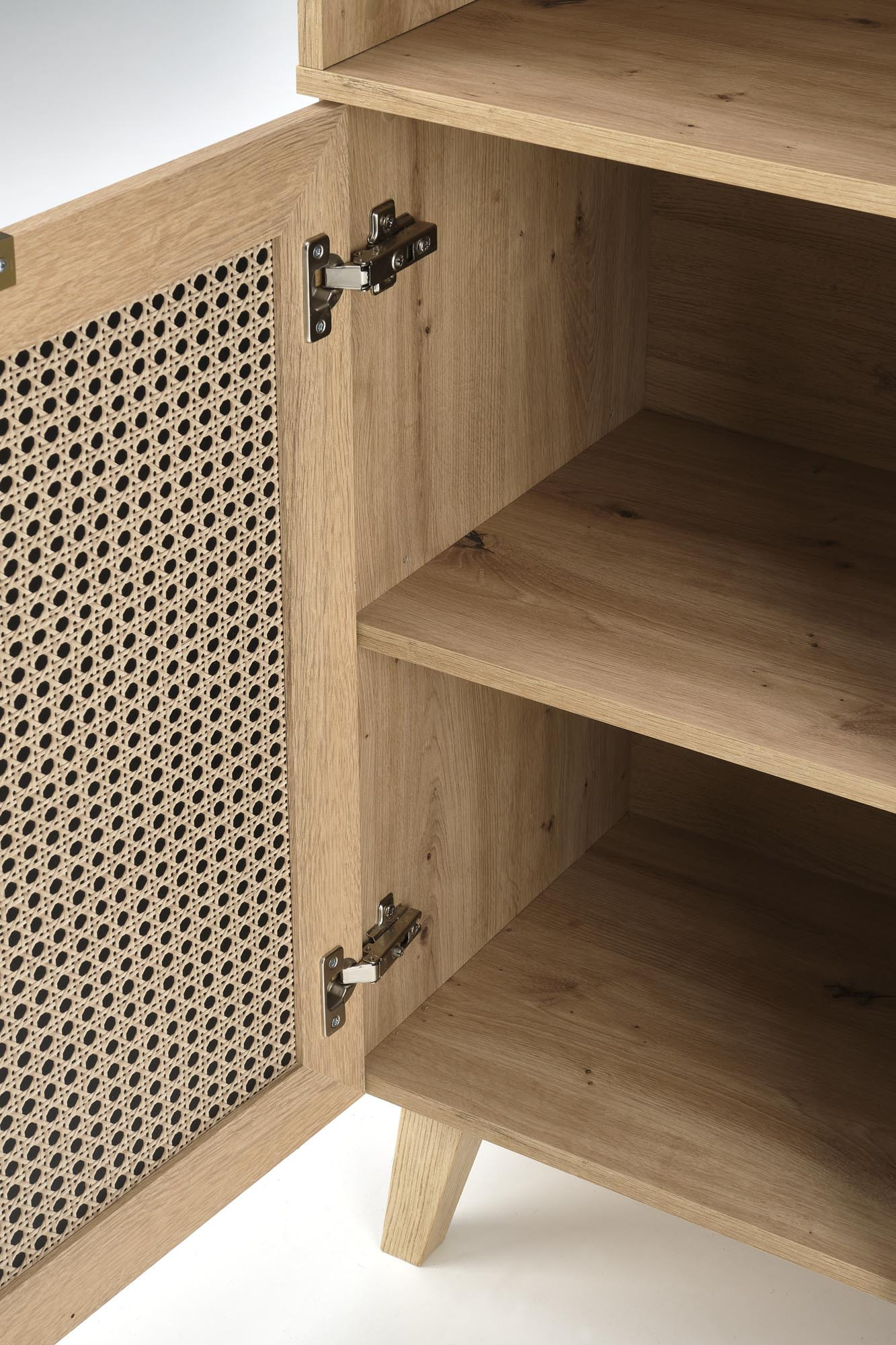 Regał BORNEO REG-1 – półki otwarte i drzwiczki z nadrukiem rattanowym w kolorze dąb artisan.